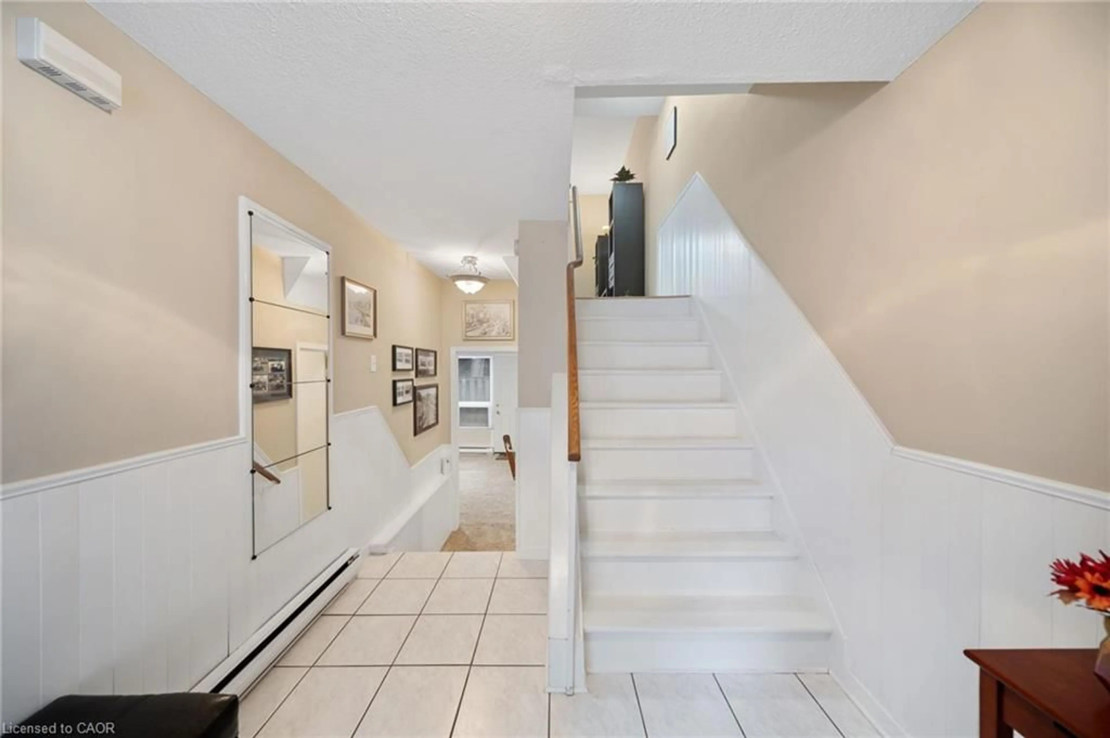 Indoor foyer for 4 Patrice Crt, Dundas Ontario L9H 5P5