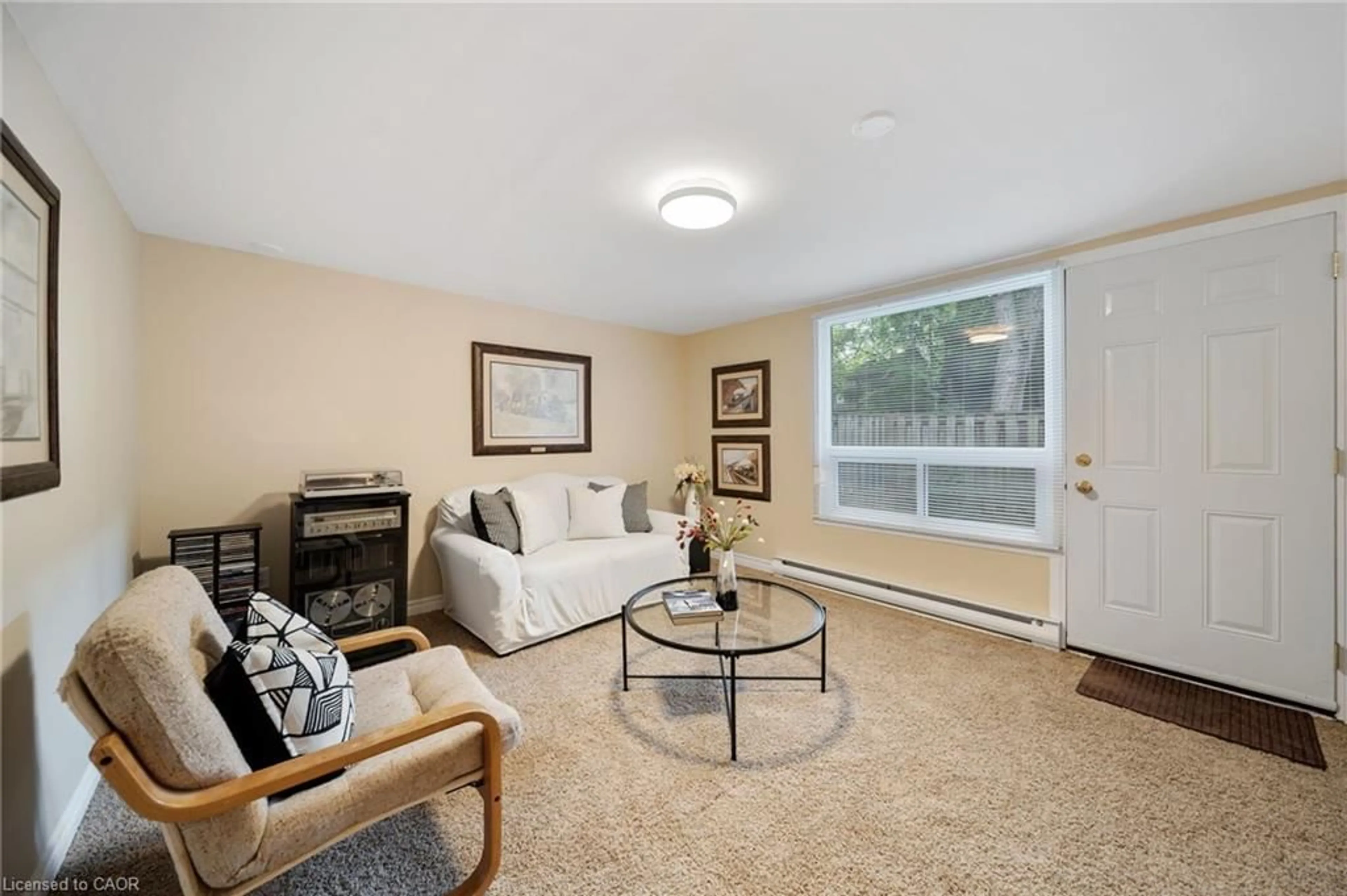 Living room with furniture, carpet floor for 4 Patrice Crt, Dundas Ontario L9H 5P5