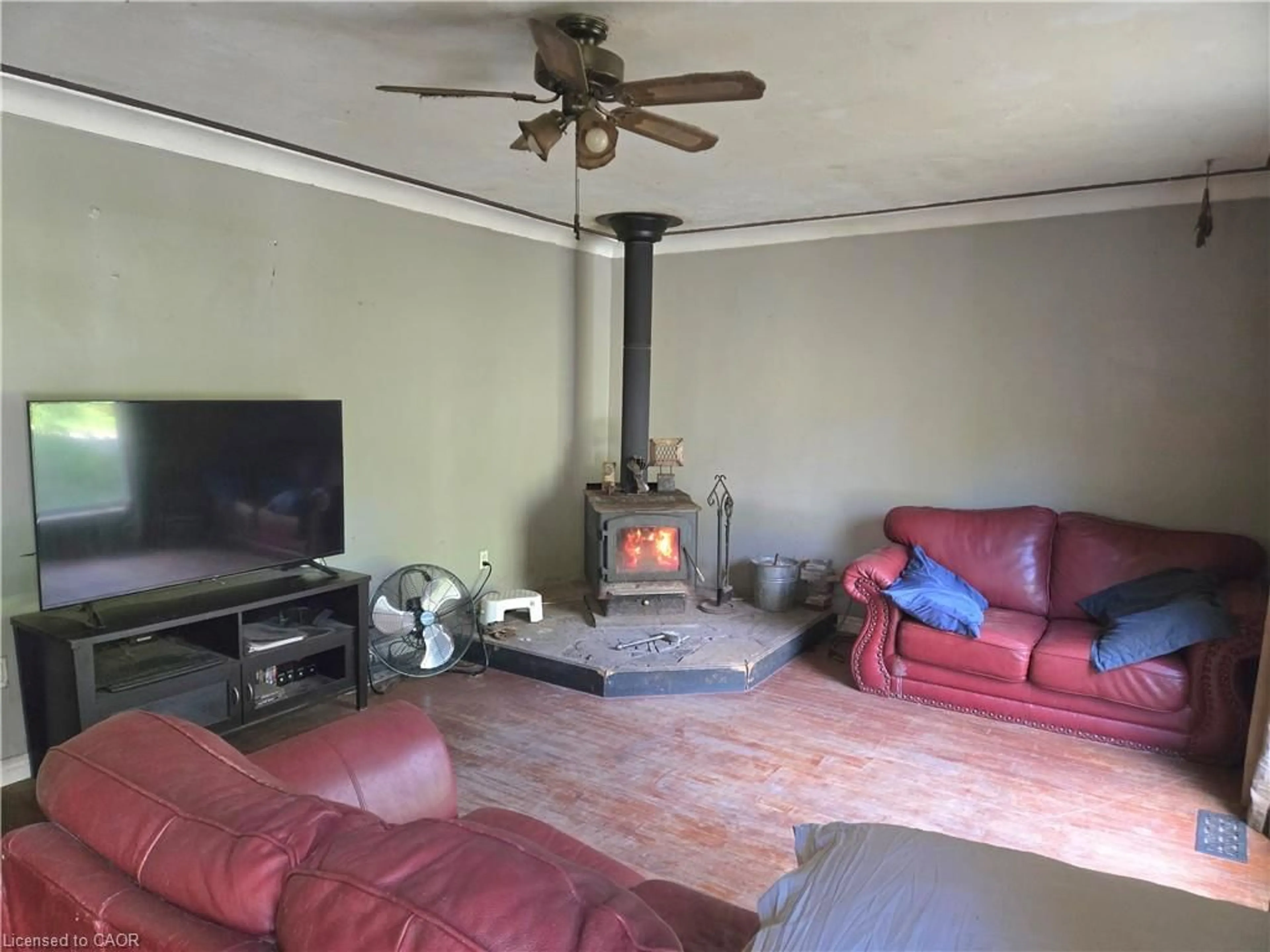 Living room with furniture, unknown for 946 Concession 5 Rd, Charlotteville Ontario N3Y 4K1