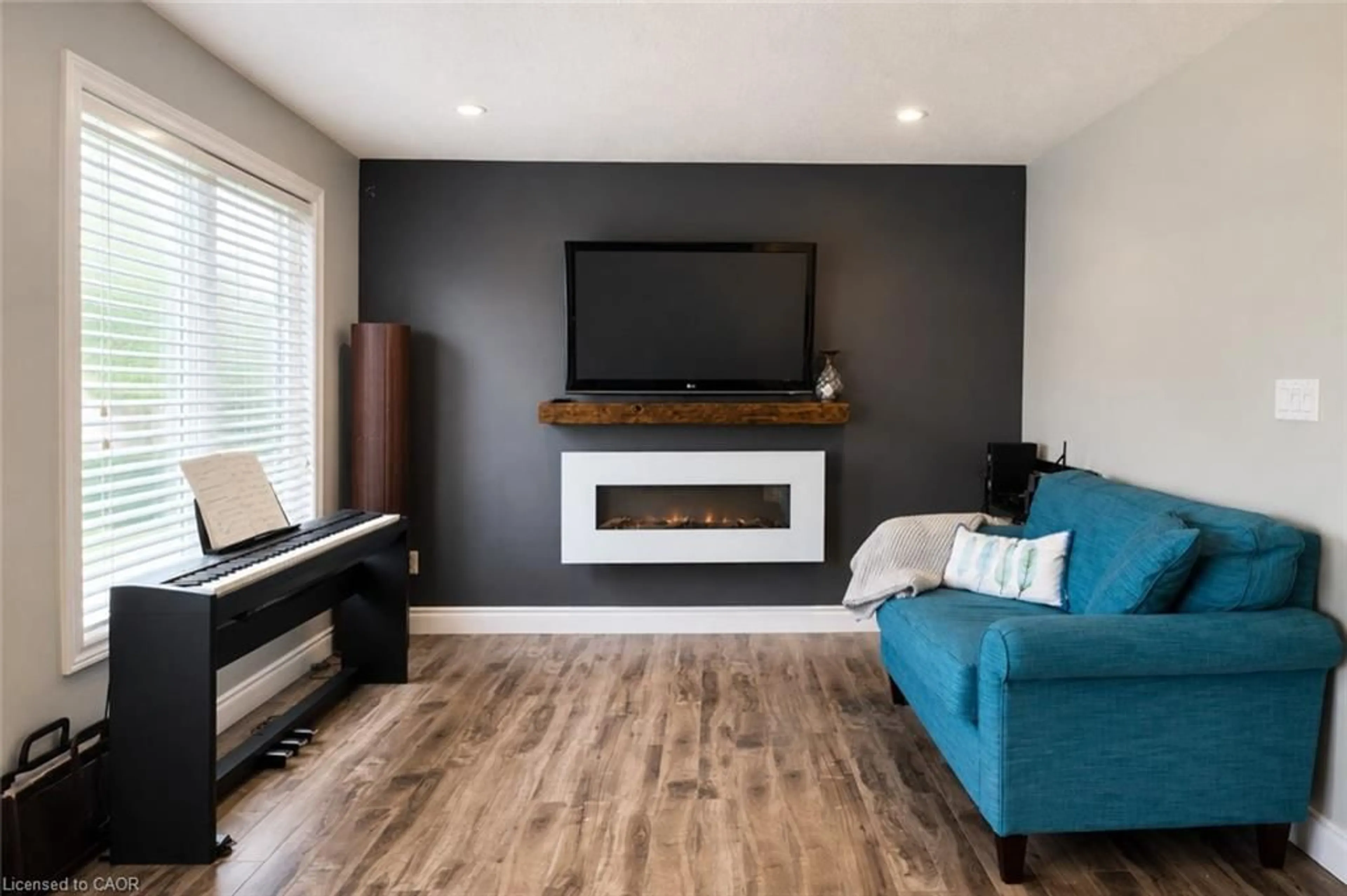 Living room with furniture, wood/laminate floor for 38 Tudor St, Kitchener Ontario N2R 1W4
