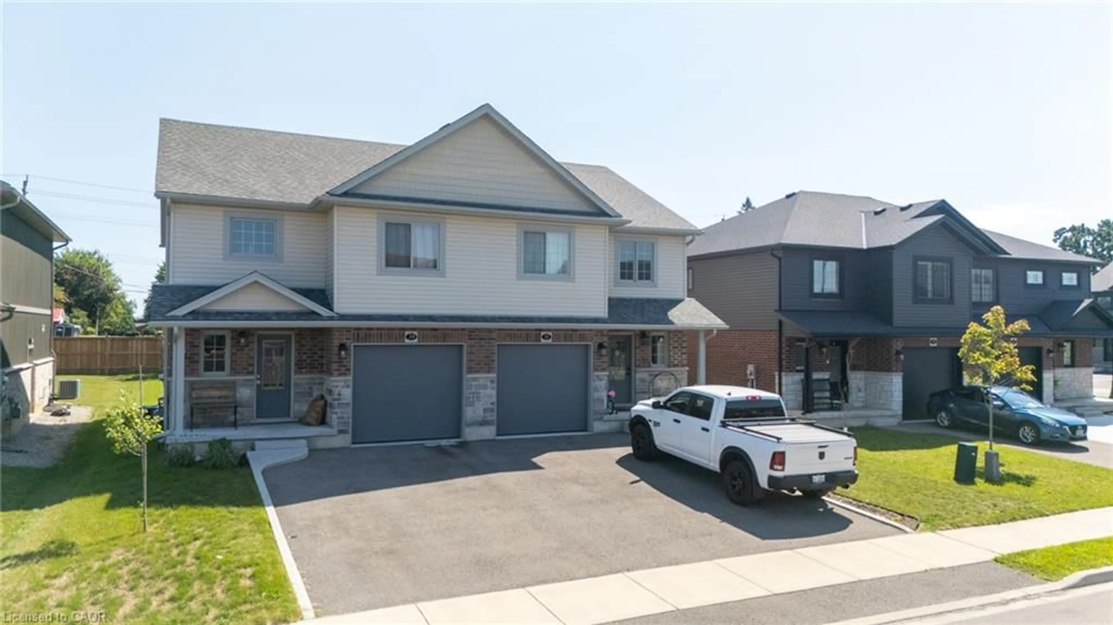 A pic from outside/outdoor area/front of a property/back of a property/a pic from drone, street for 39 Amber St, Waterford Ontario N0E 1Y0
