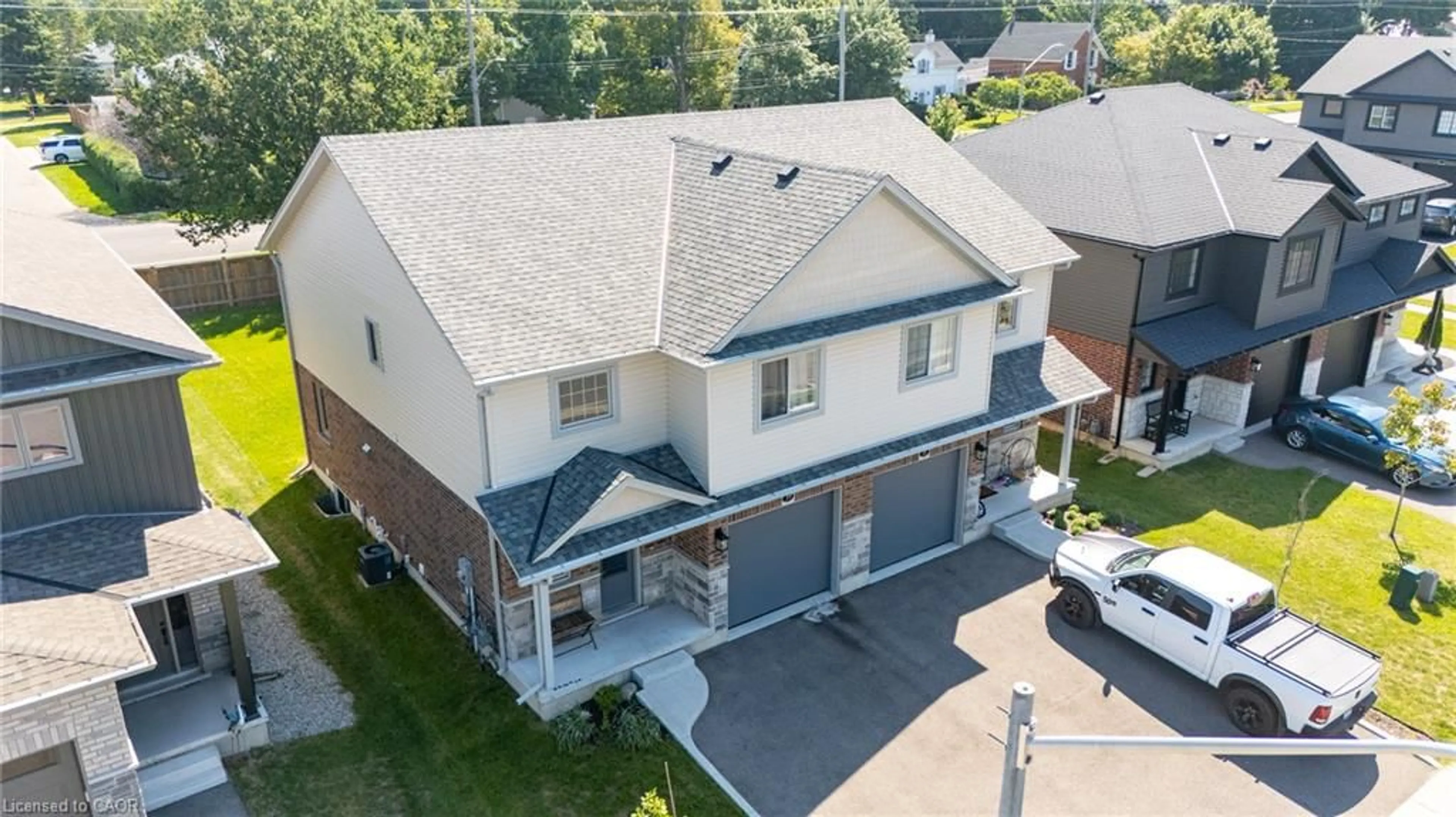 A pic from outside/outdoor area/front of a property/back of a property/a pic from drone, street for 39 Amber St, Waterford Ontario N0E 1Y0