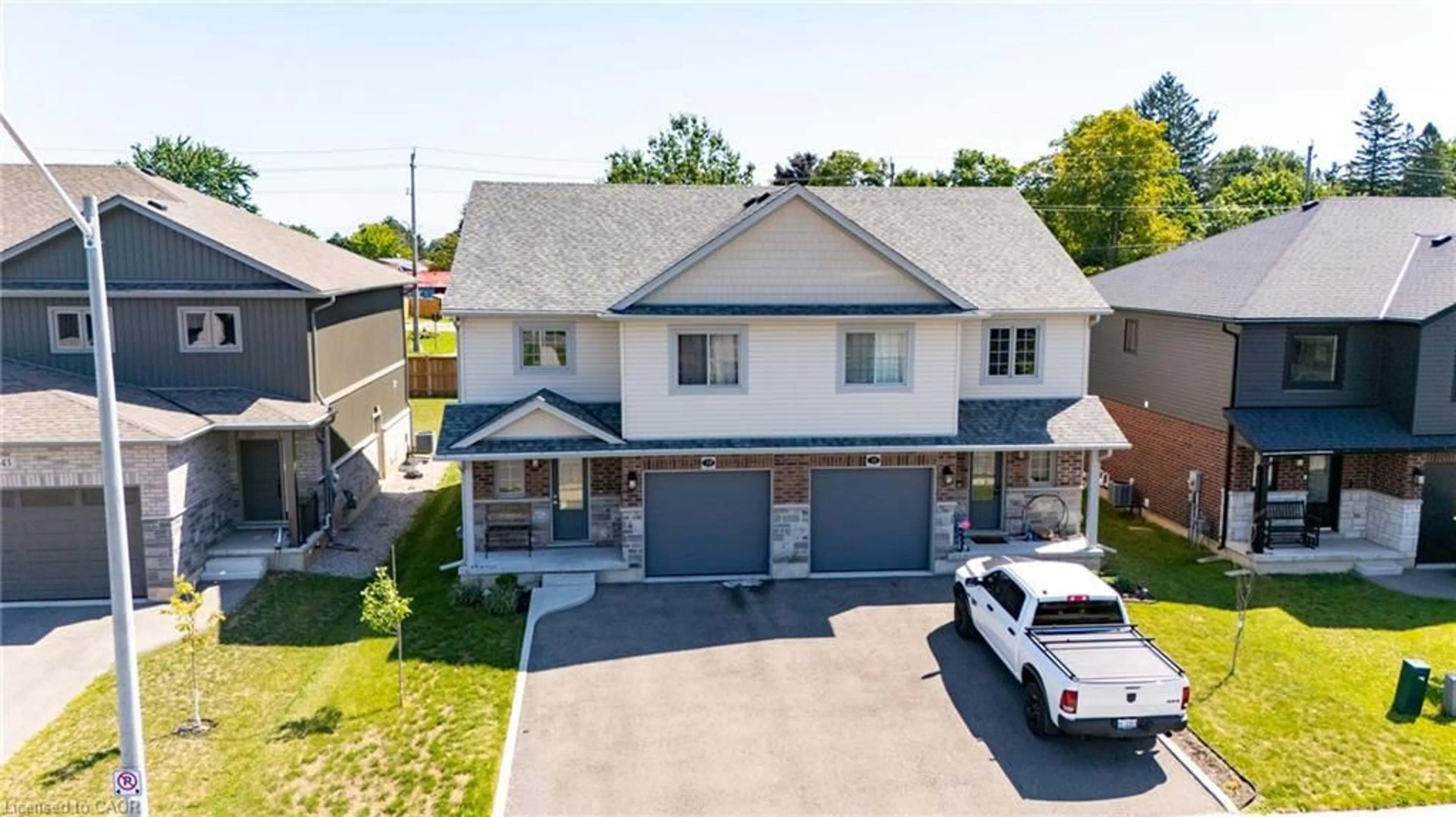 A pic from outside/outdoor area/front of a property/back of a property/a pic from drone, street for 39 Amber St, Waterford Ontario N0E 1Y0