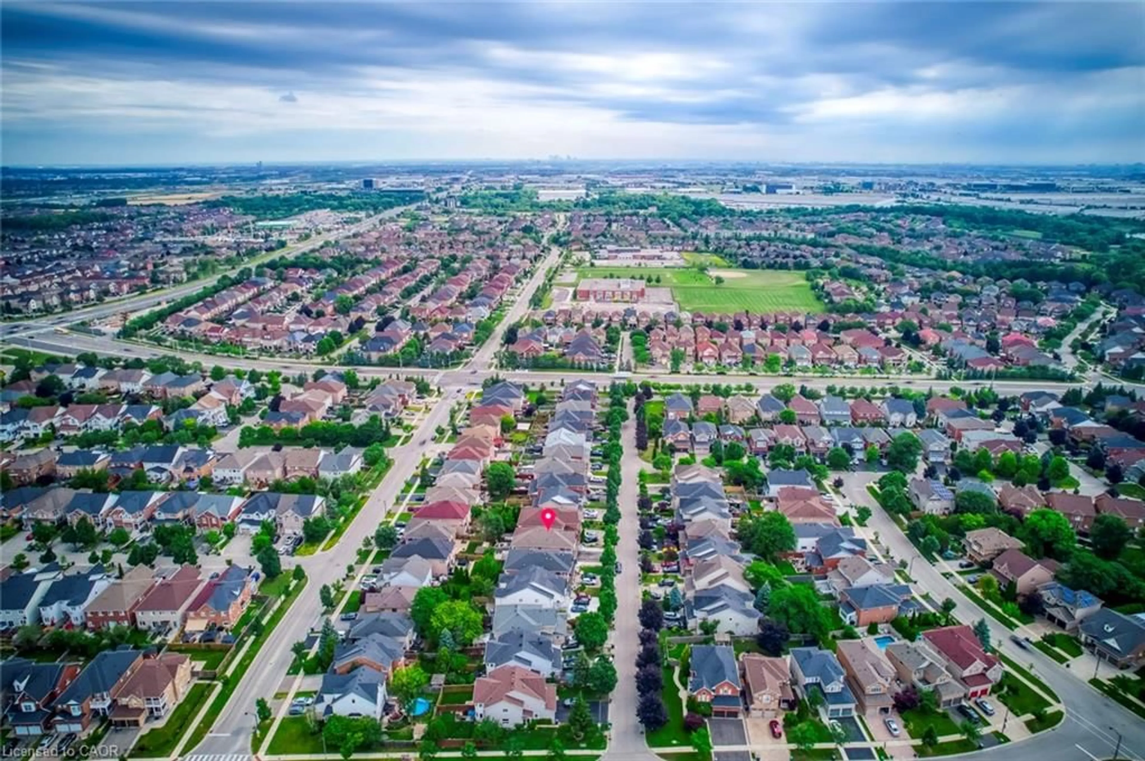 A pic from outside/outdoor area/front of a property/back of a property/a pic from drone, street for 911 Golden Farmer Way, Peel Ontario L5W 1A8
