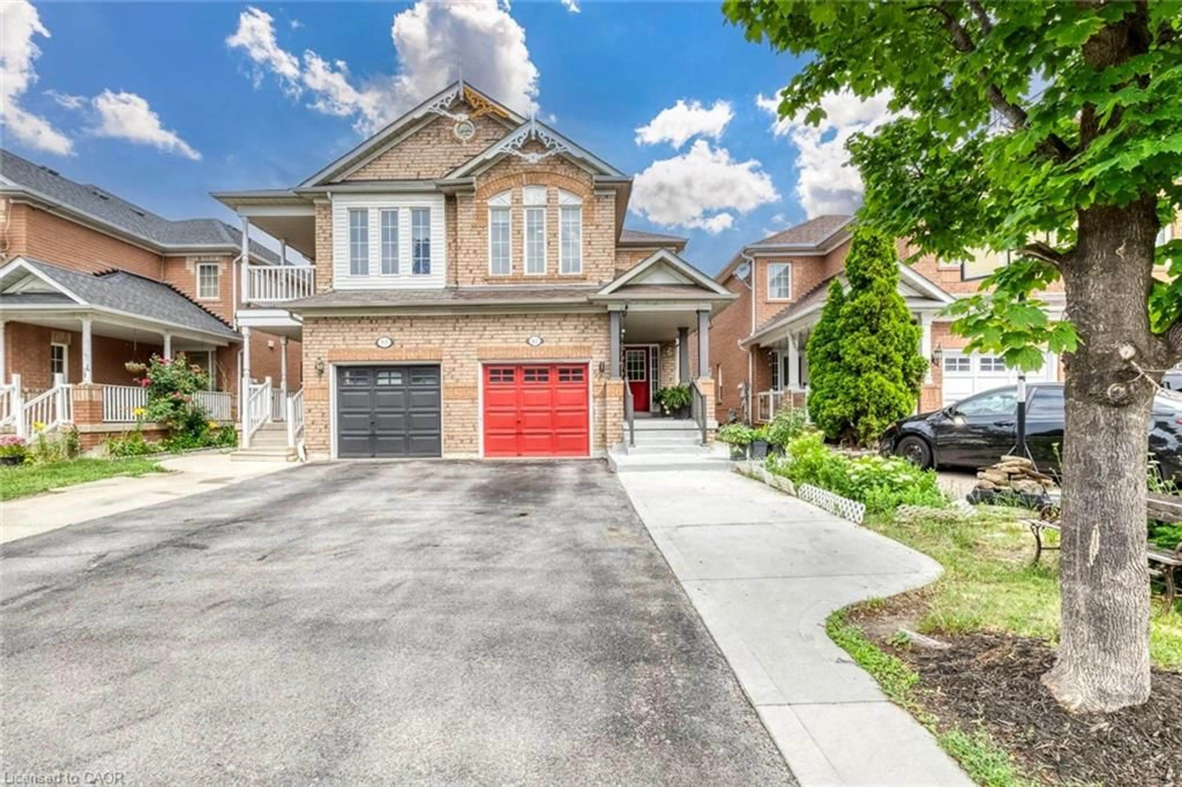 Home with brick exterior material, street for 911 Golden Farmer Way, Peel Ontario L5W 1A8