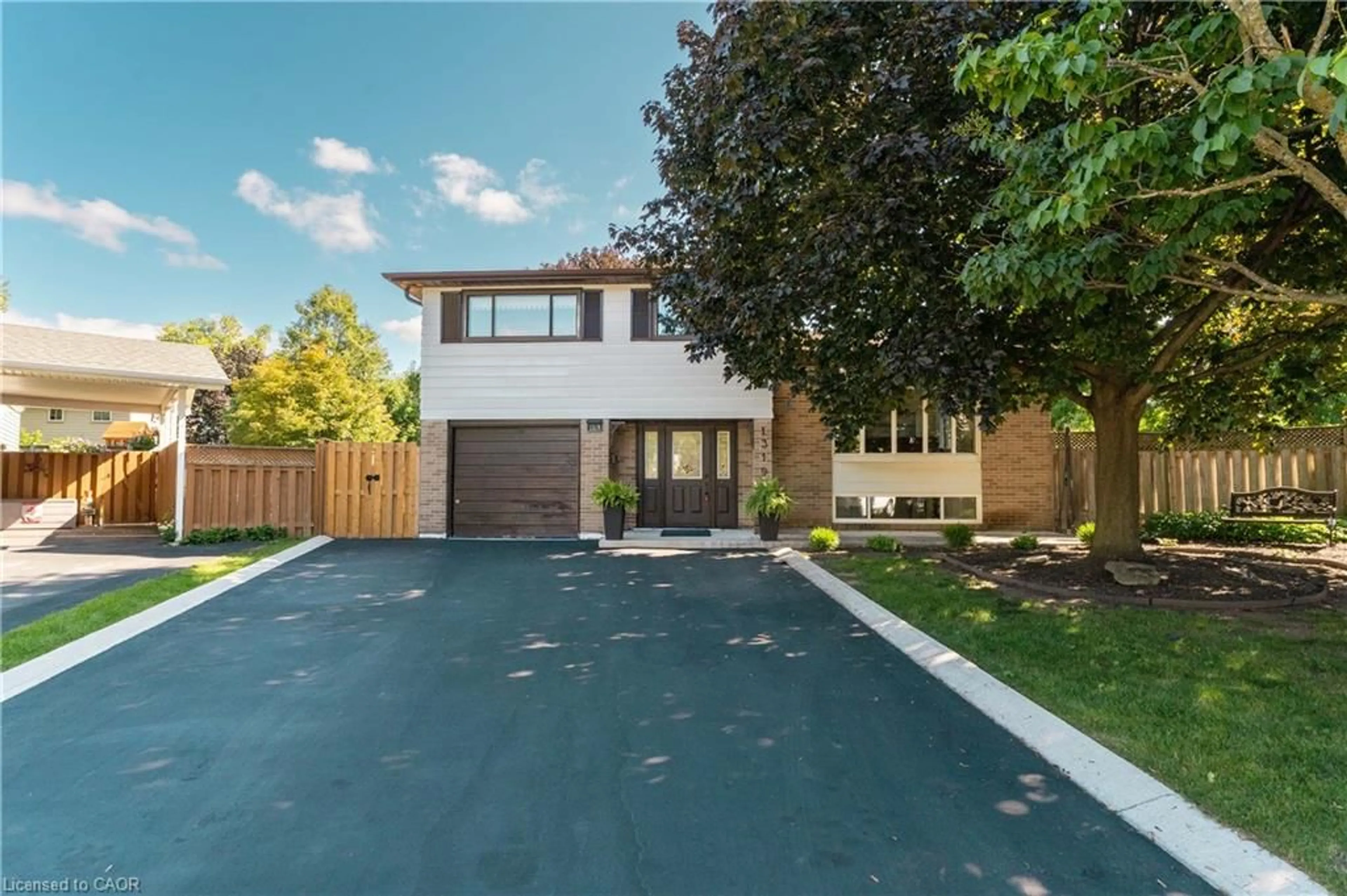 A pic from outside/outdoor area/front of a property/back of a property/a pic from drone, street for 1319 Sherwood Crt, Burlington Ontario L7M 1C8