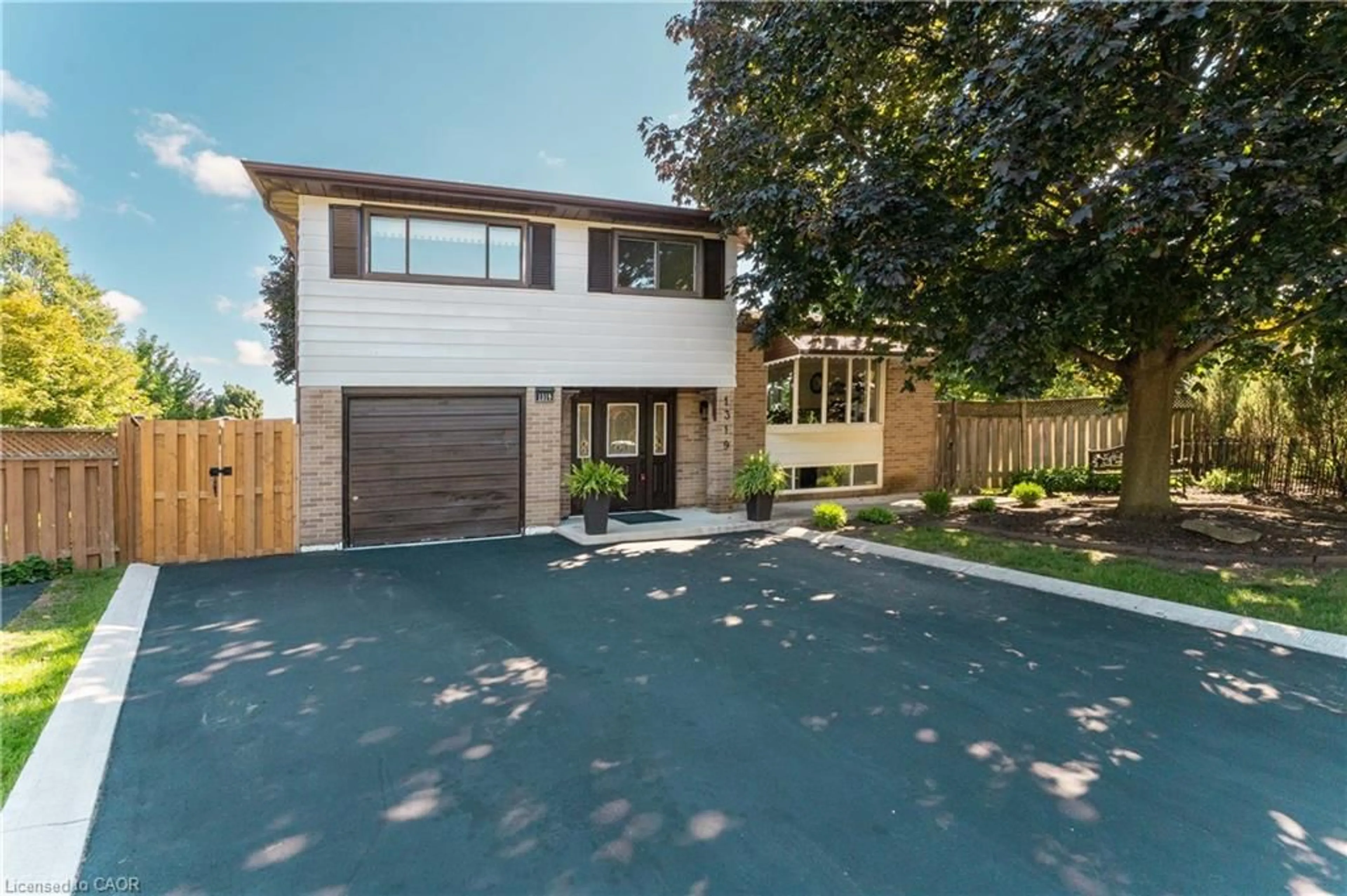 Home with brick exterior material, street for 1319 Sherwood Crt, Burlington Ontario L7M 1C8
