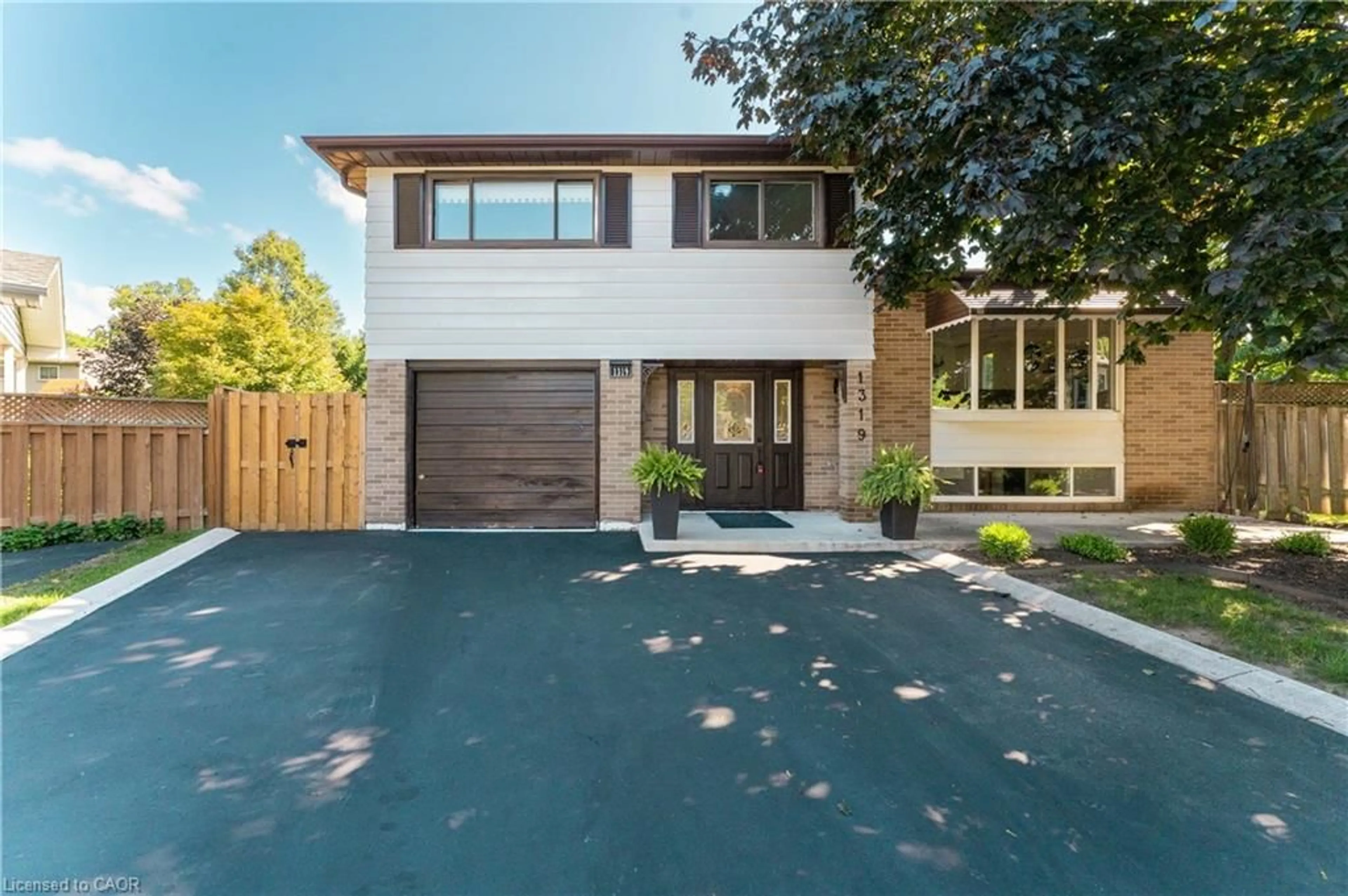 Home with brick exterior material, street for 1319 Sherwood Crt, Burlington Ontario L7M 1C8