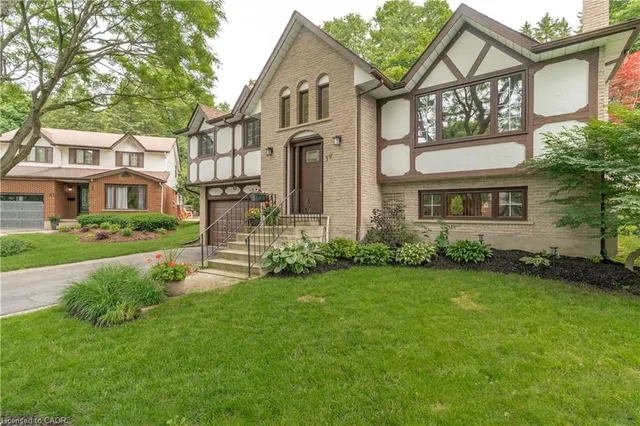 39 Wagoners Trail, Guelph 1