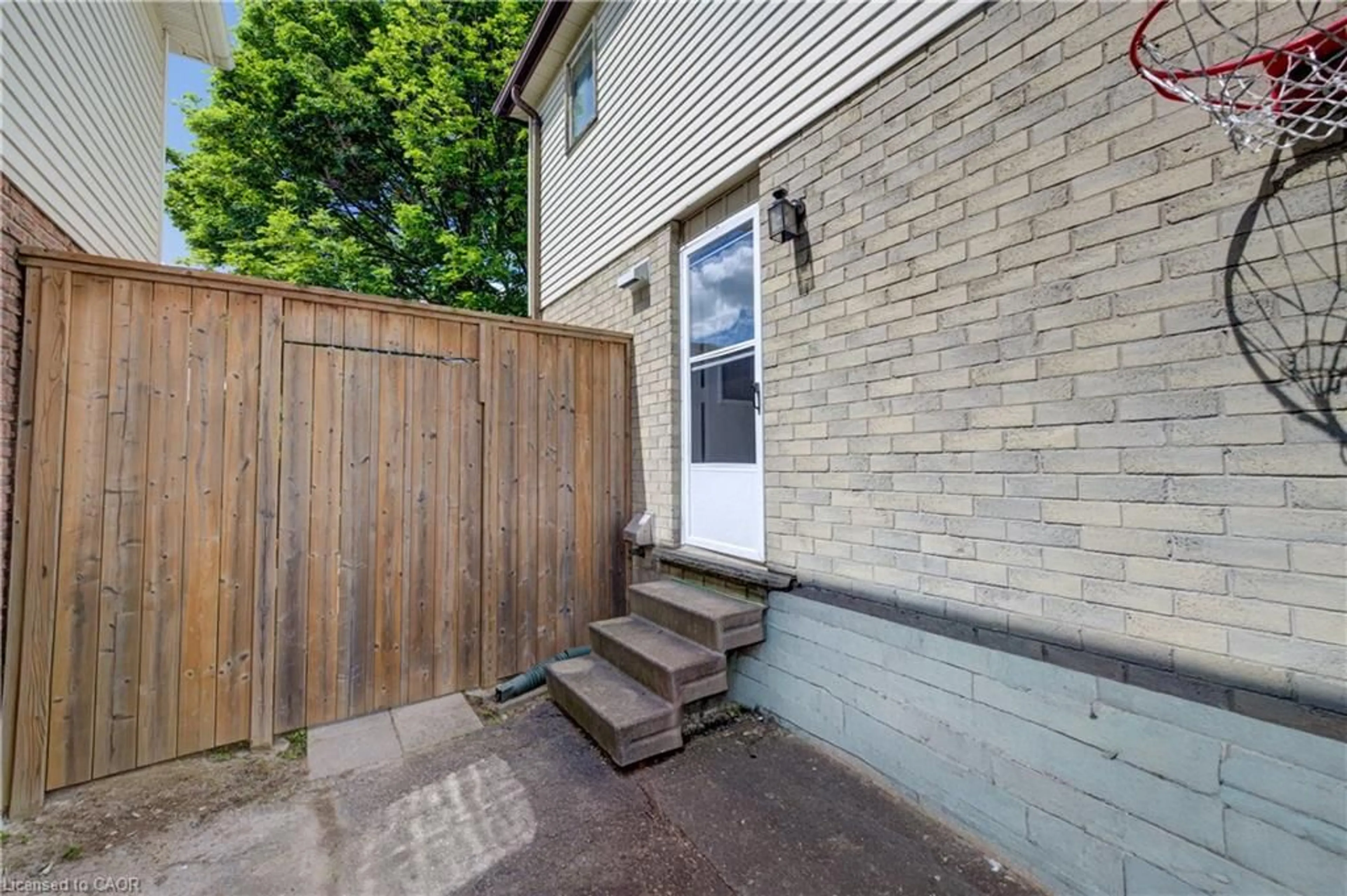 Patio, street for 316 Ristau Pl, Kitchener Ontario N2E 3B2
