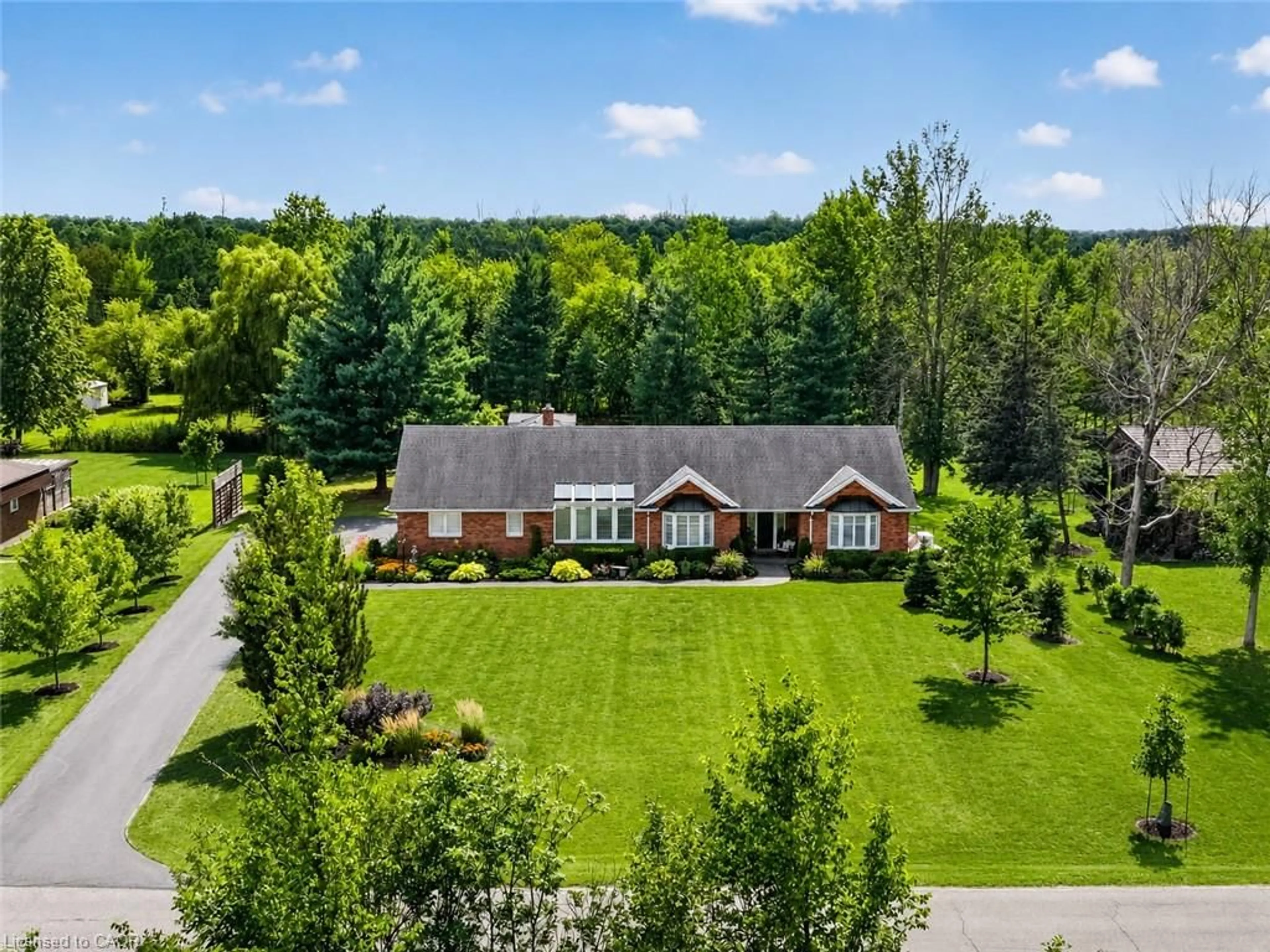 A pic from outside/outdoor area/front of a property/back of a property/a pic from drone, unknown for 233 Cairns Cres, Fort Erie Ontario L2A 5M4