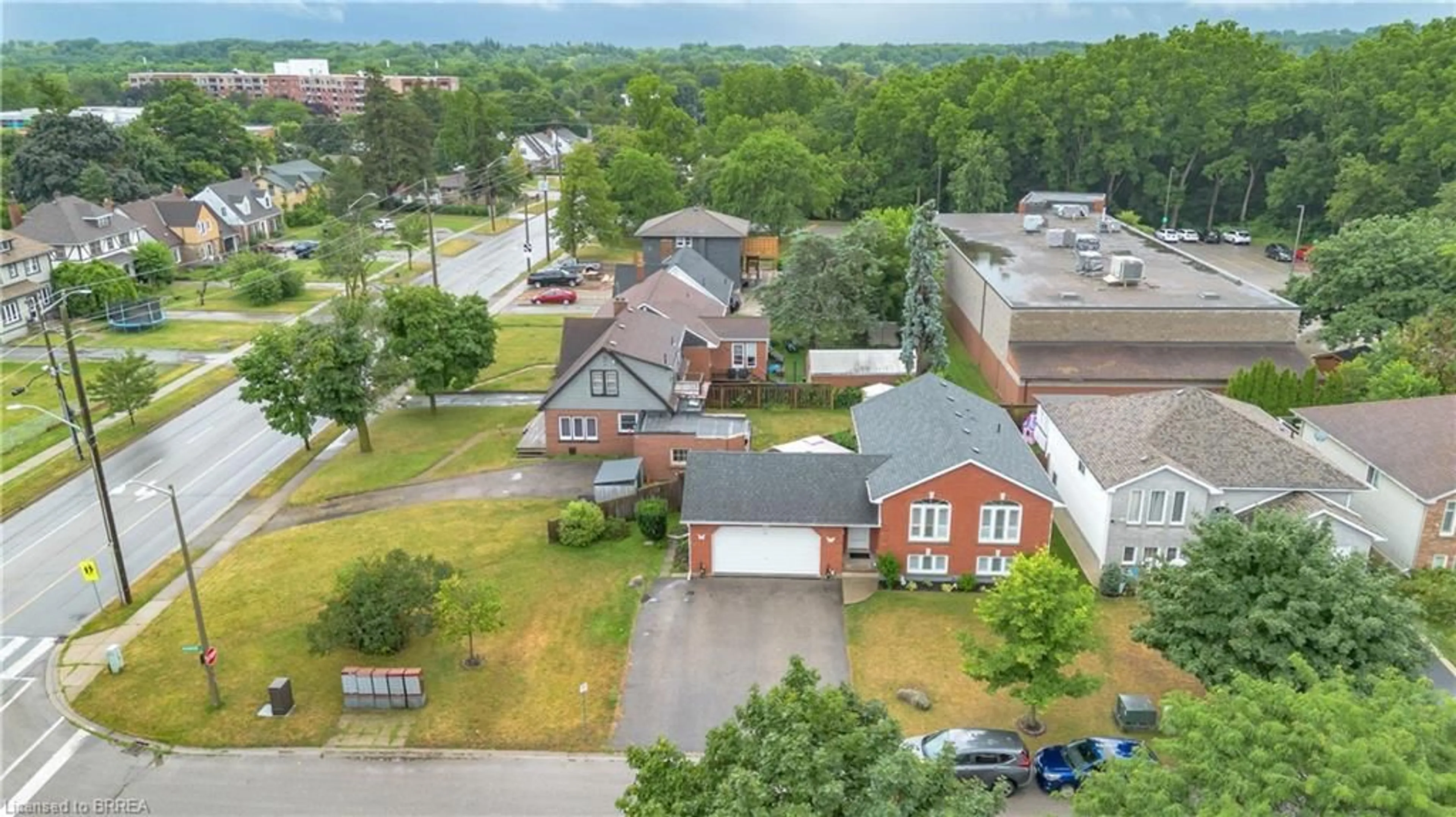 A pic from outside/outdoor area/front of a property/back of a property/a pic from drone, unknown for 5 Passmore Crt, Brantford Ontario N3S 7V3