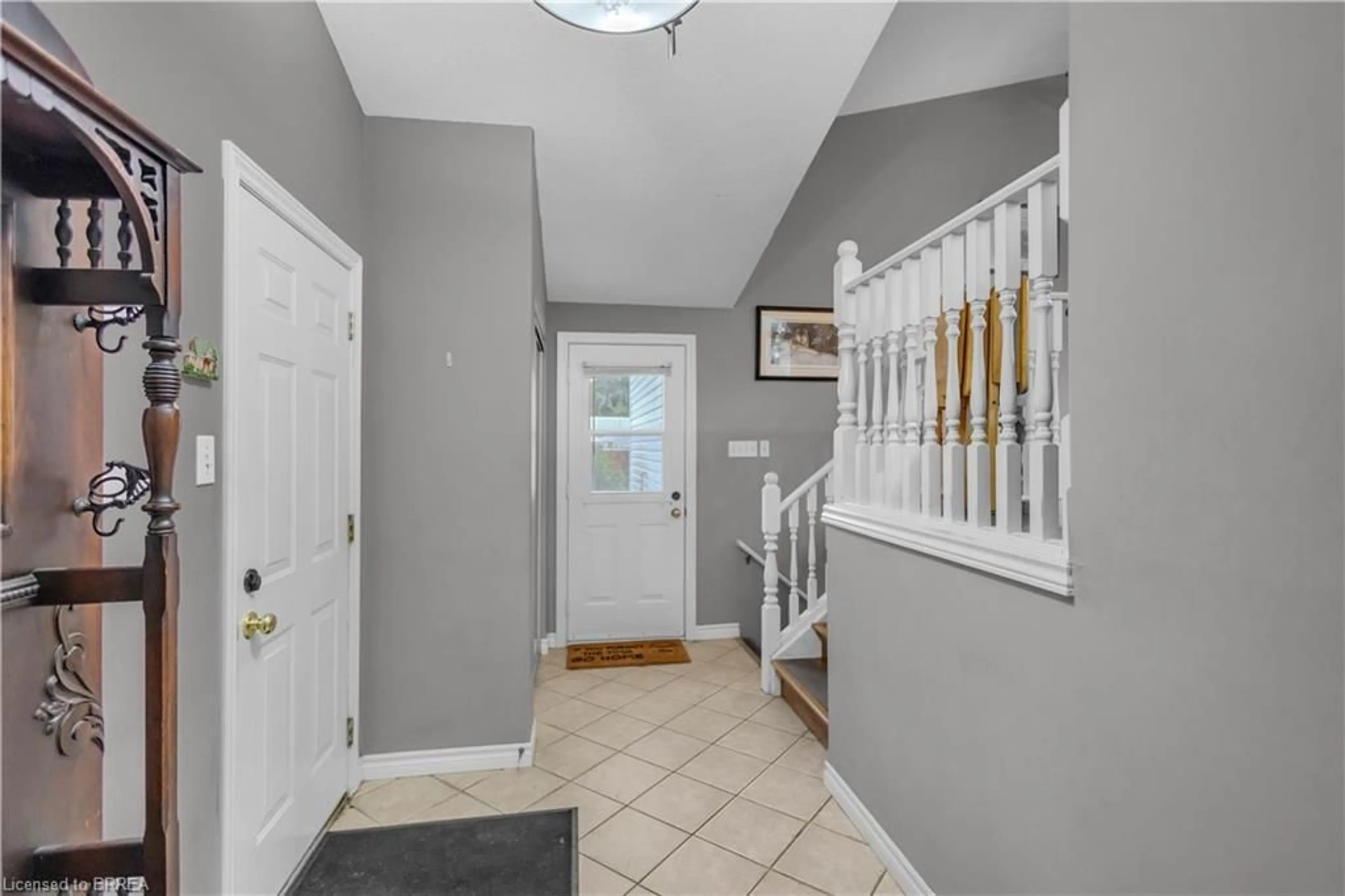 Indoor entryway for 5 Passmore Crt, Brantford Ontario N3S 7V3
