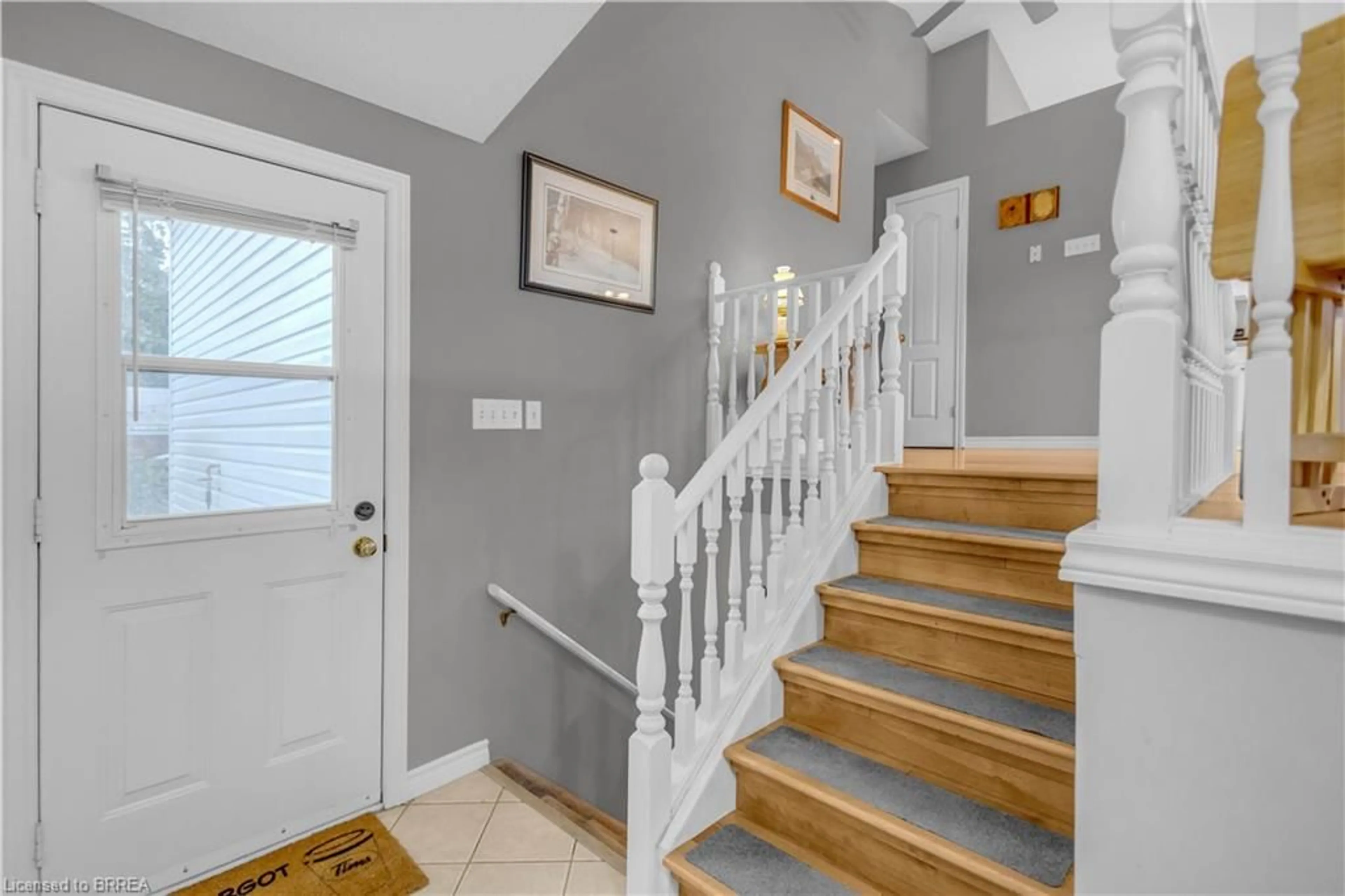 Indoor entryway for 5 Passmore Crt, Brantford Ontario N3S 7V3