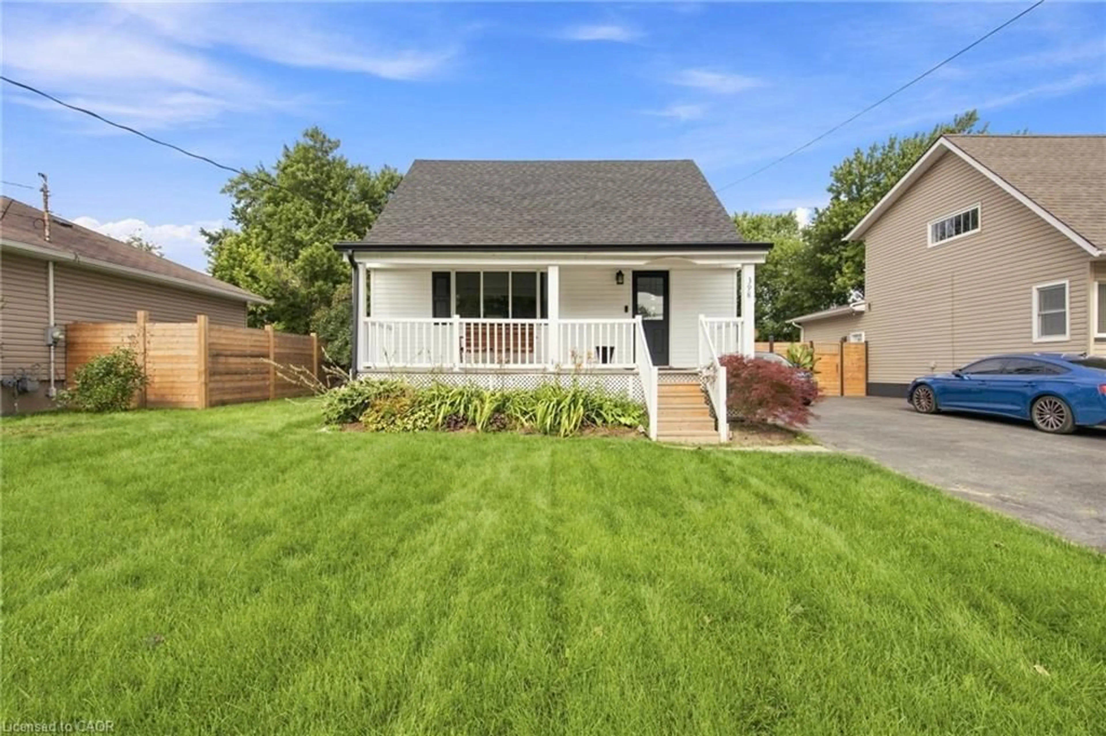 Home with vinyl exterior material, street for 398 East 38th St, Hamilton Ontario L8V 4G6