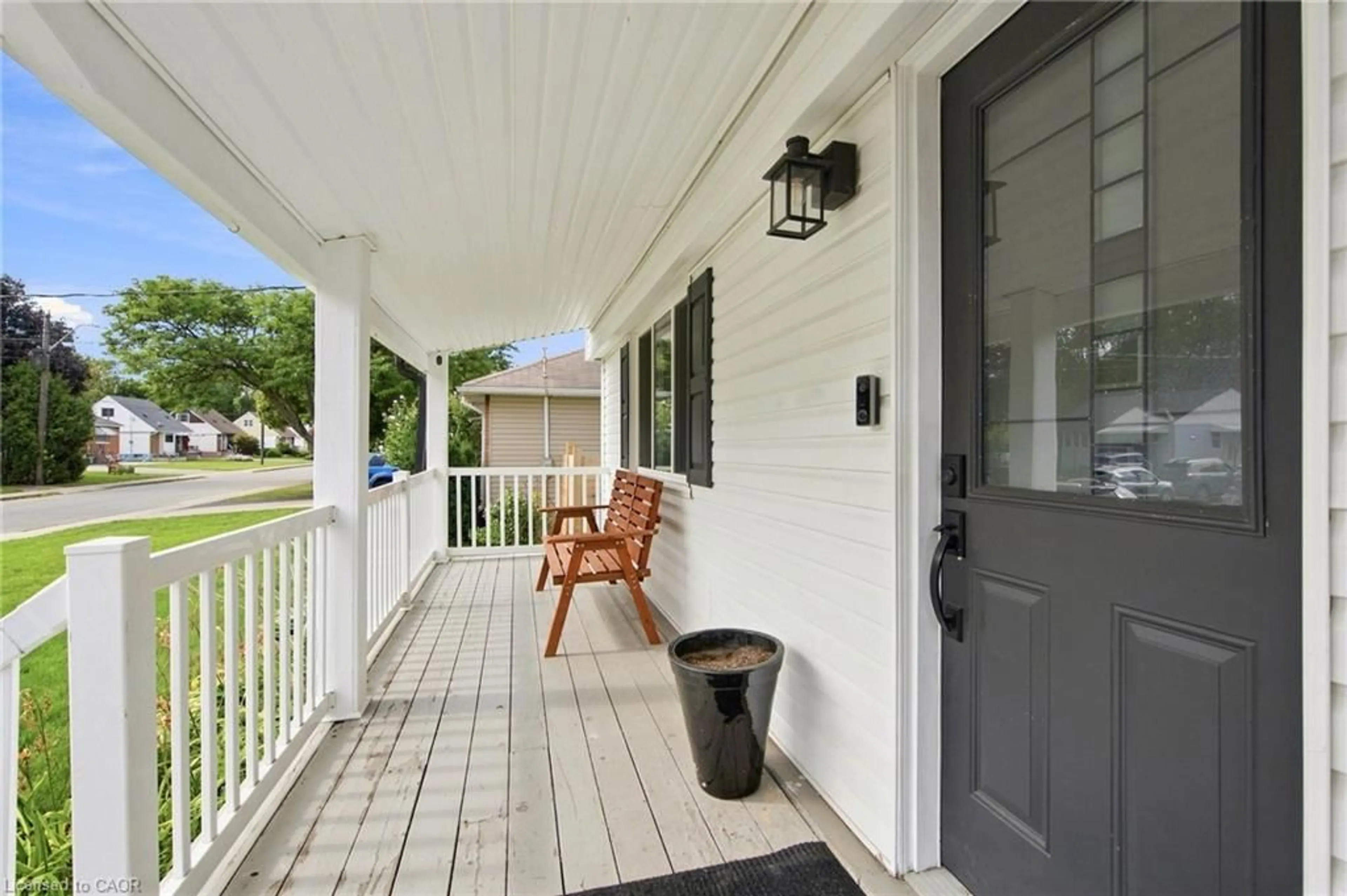 Patio, street for 398 East 38th St, Hamilton Ontario L8V 4G6