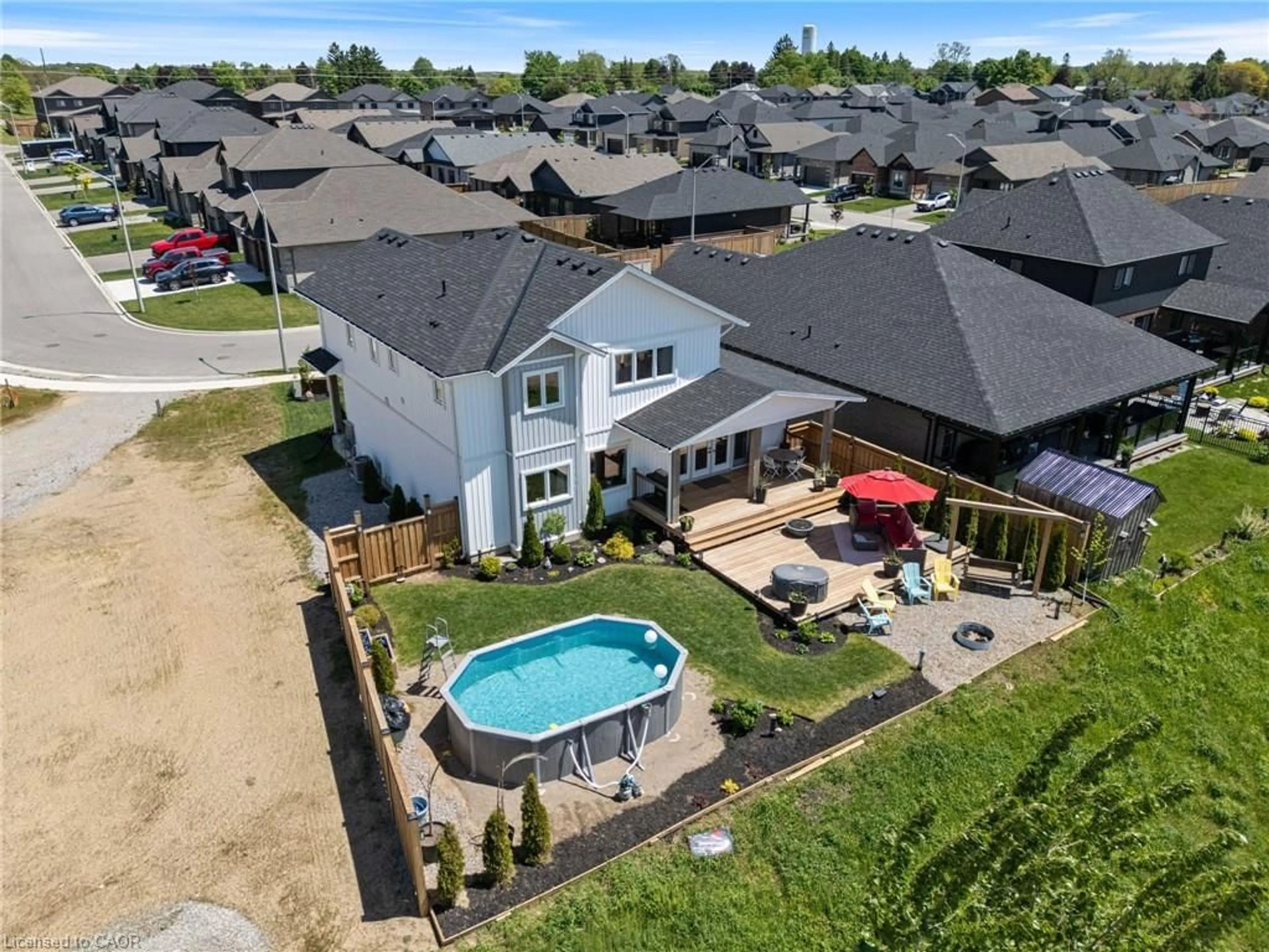 A pic from outside/outdoor area/front of a property/back of a property/a pic from drone, unknown for 155 Gibbons St, Waterford Ontario N0E 1Y0
