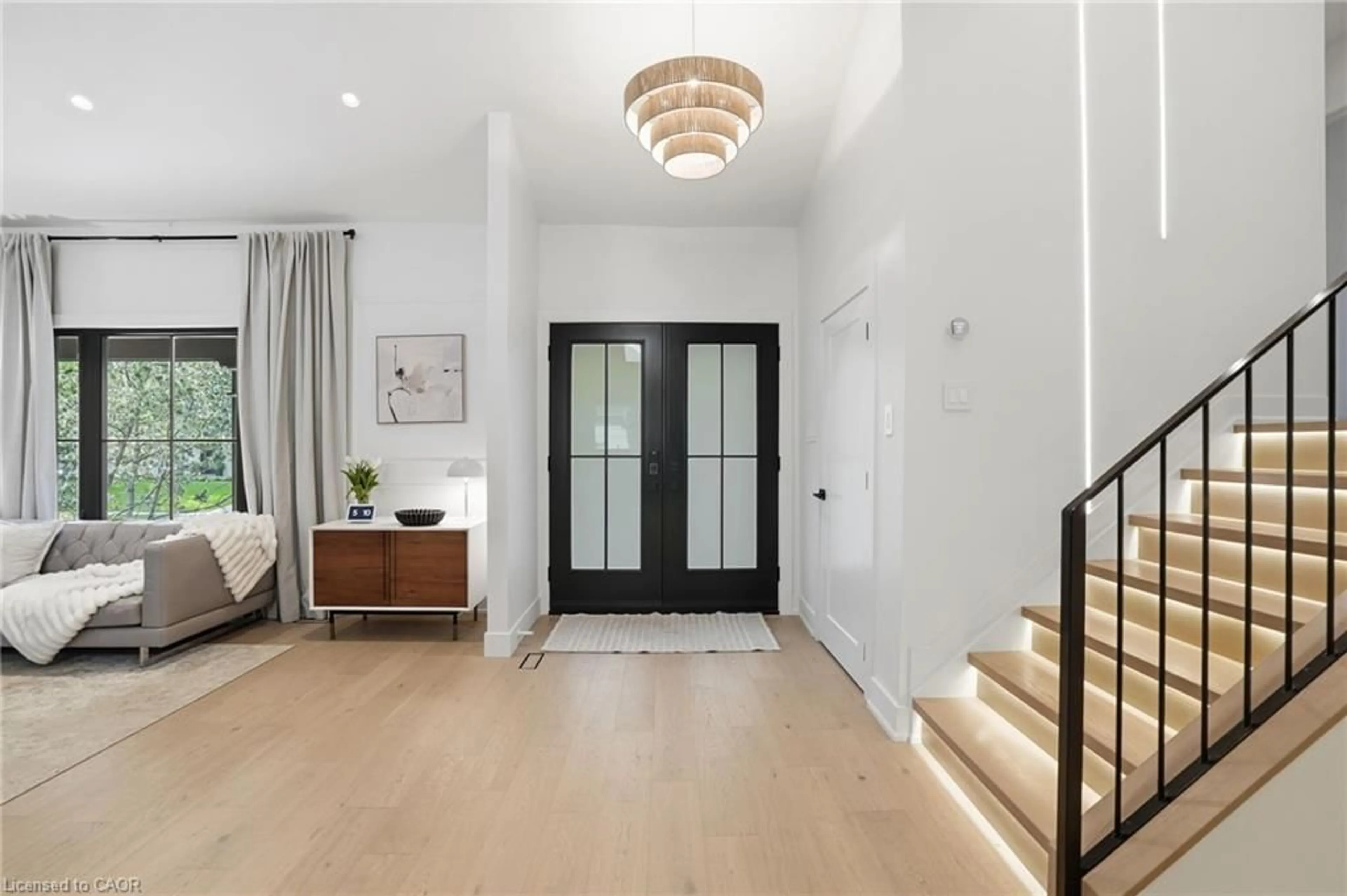 Indoor entryway for 345 Rankin Dr, Burlington Ontario L7N 2B2