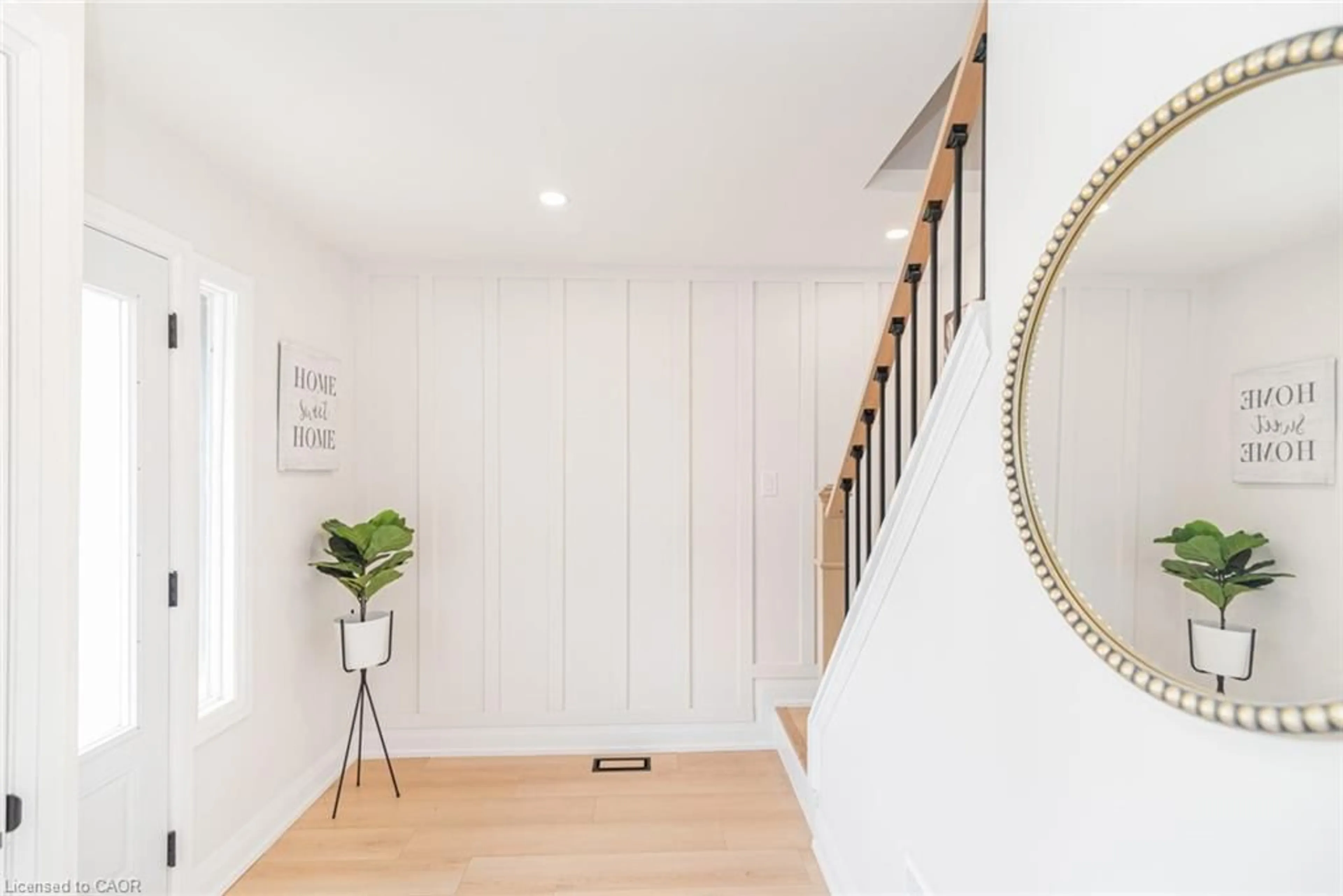 Indoor entryway for 297 Britannia Ave, Hamilton Ontario L8H 1Y2