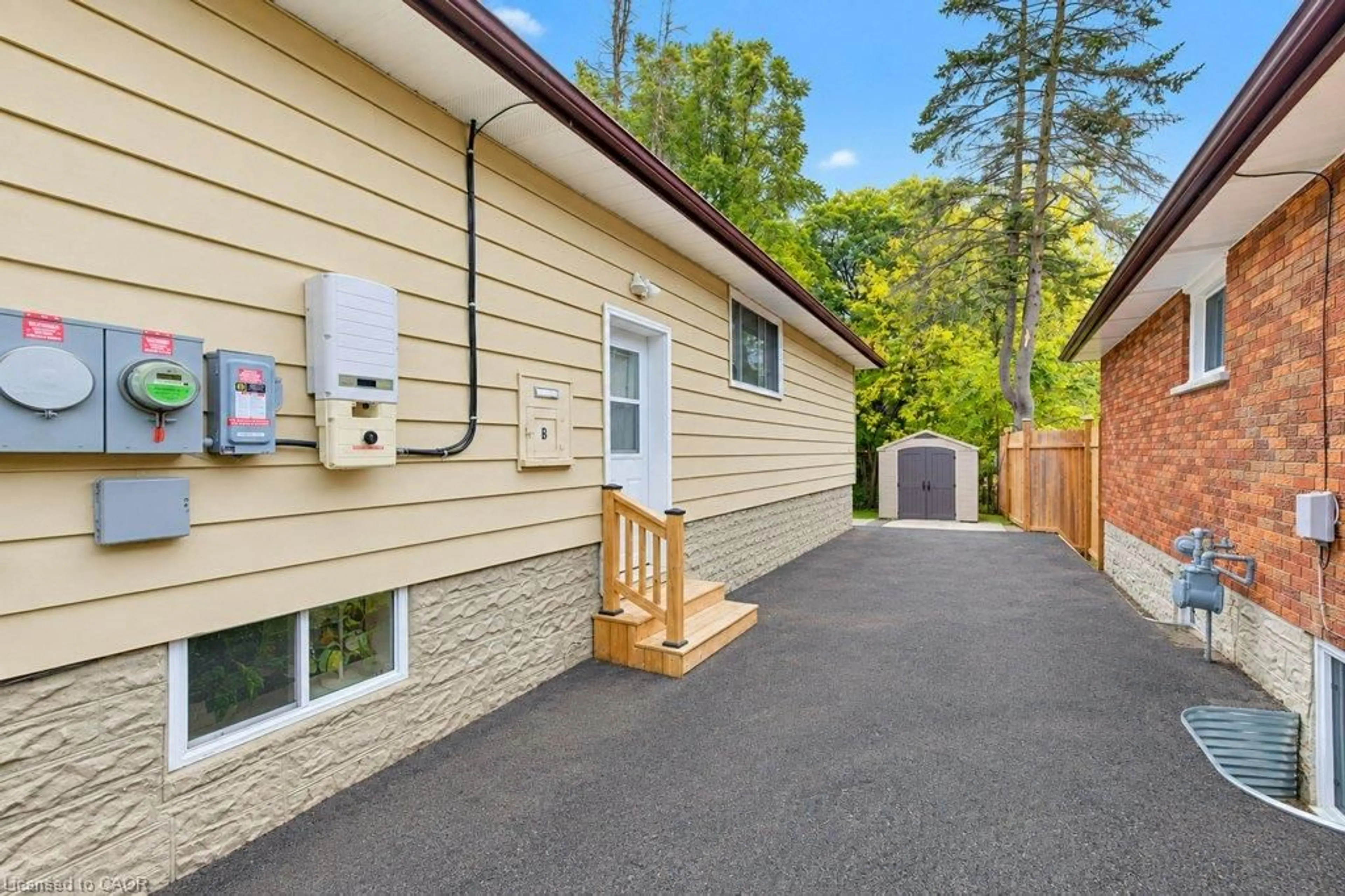 Patio, street for 174 Glen Rd, Kitchener Ontario N2M 3G2