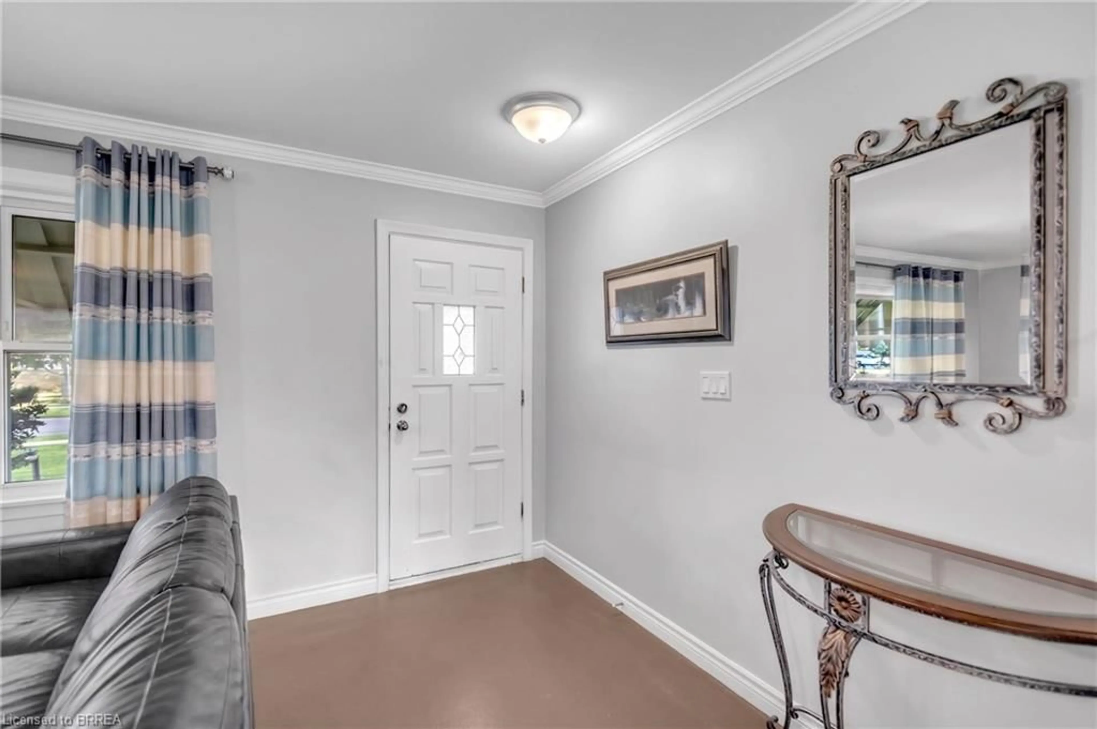 Indoor entryway for 7 Willowdale St, Brantford Ontario N3T 0L3