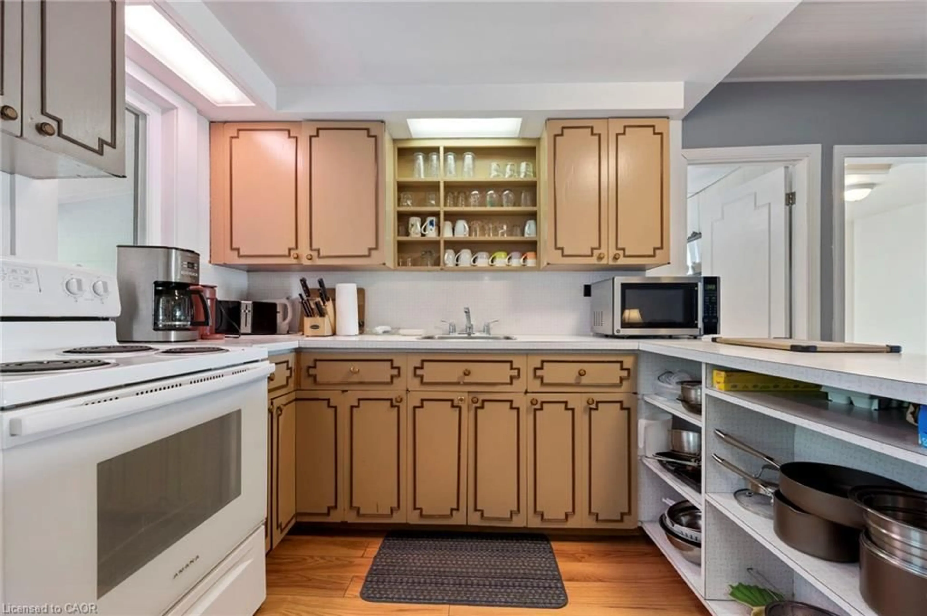 Standard kitchen, unknown for 37 Woodstock Ave, Long Point Ontario N0E 1M0