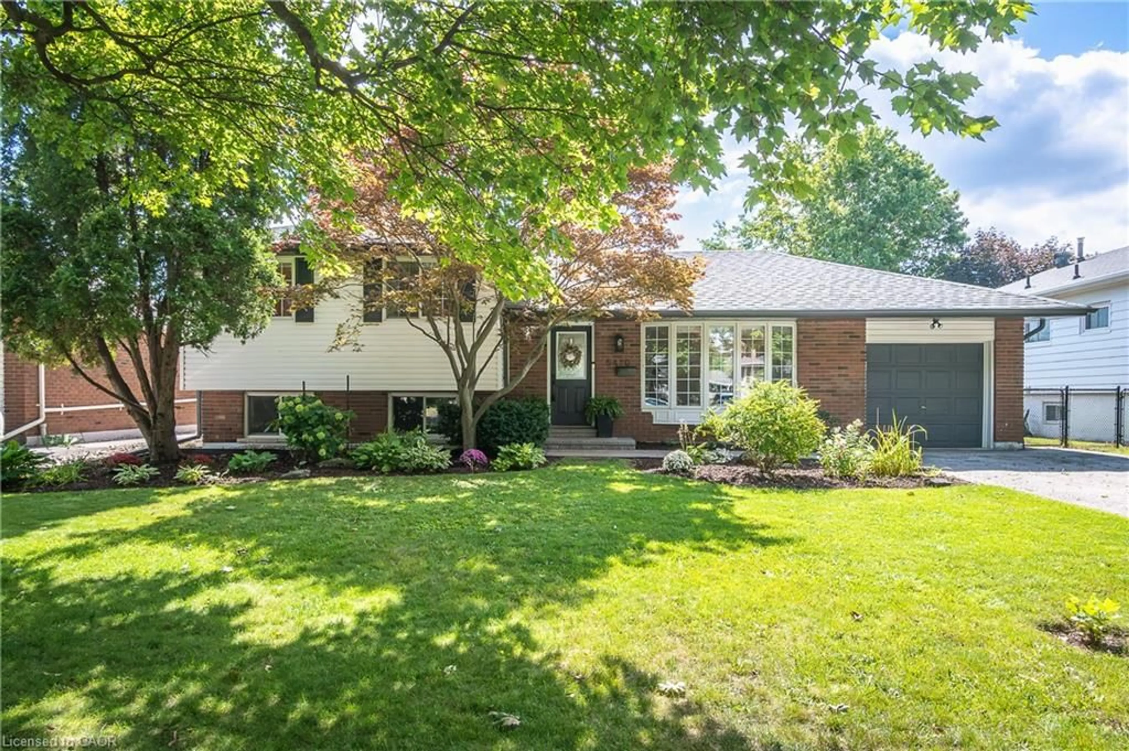 Home with brick exterior material, street for 5410 Clive Cres, Burlington Ontario L7L 3P1