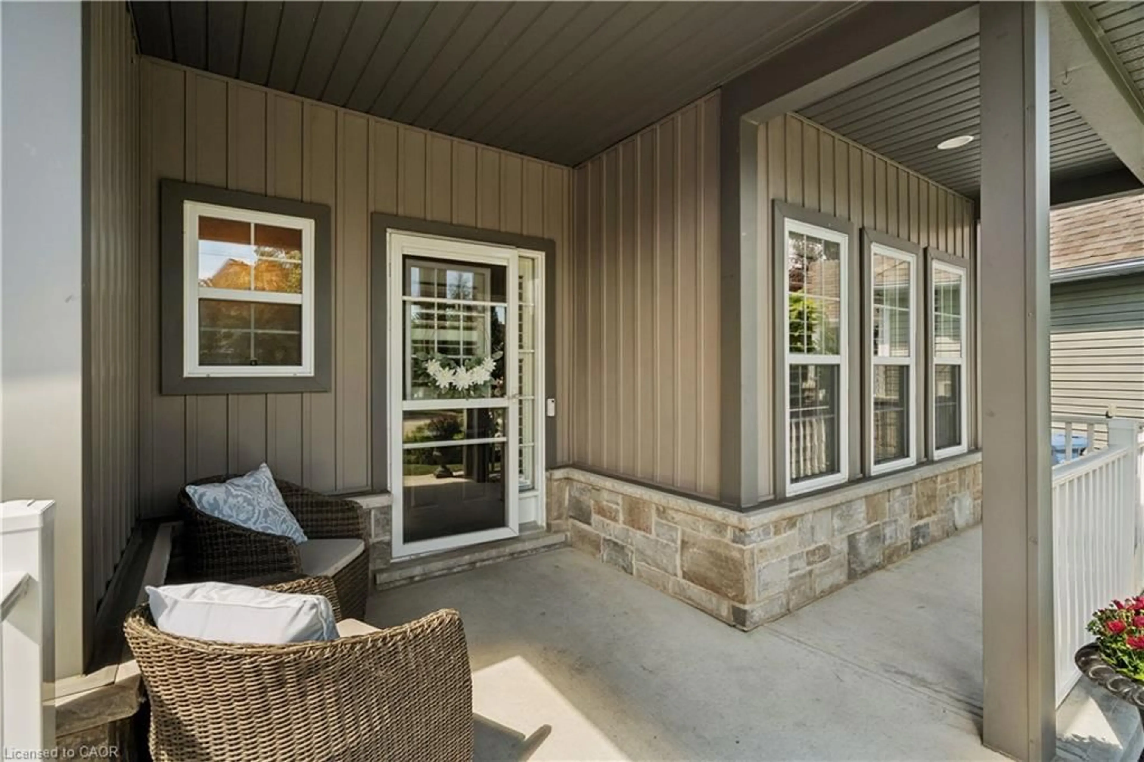 Patio, street for 108 Hampson Cres, Rockwood Ontario N0B 2K0