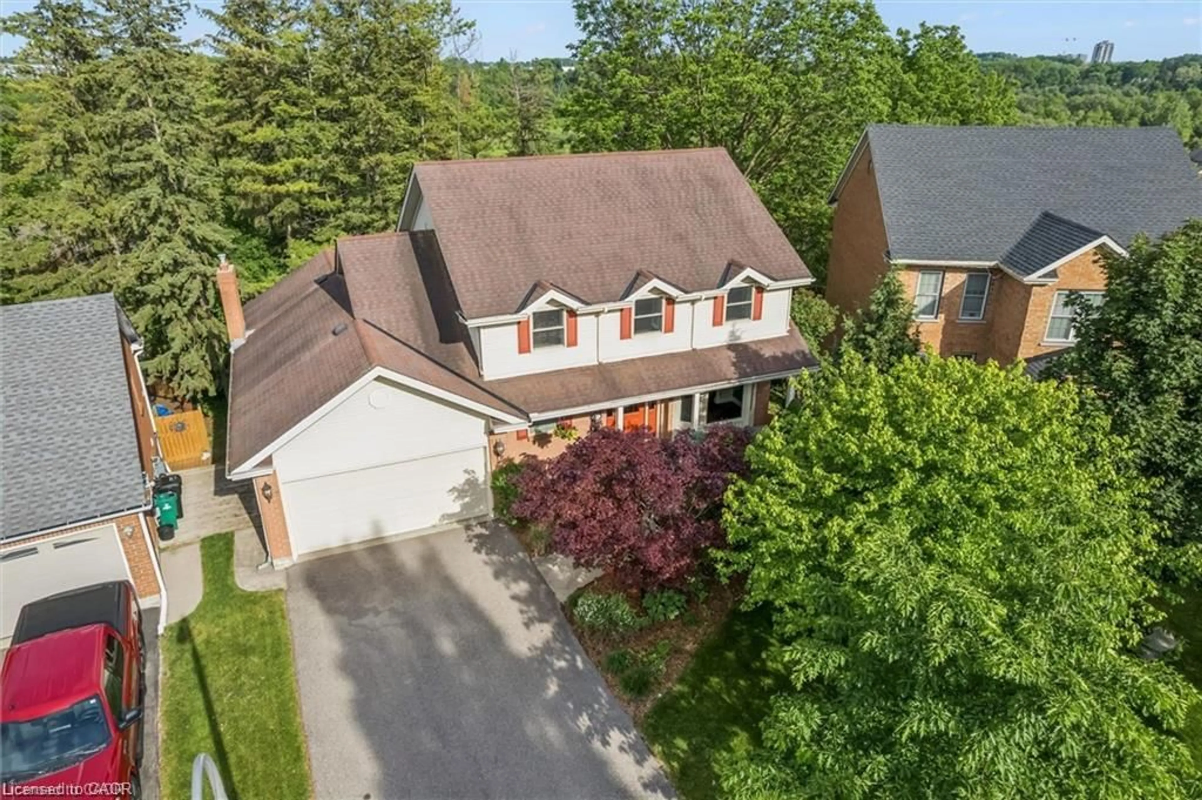 A pic from outside/outdoor area/front of a property/back of a property/a pic from drone, street for 21 Tinatawa Crt, Kitchener Ontario N2A 3K4