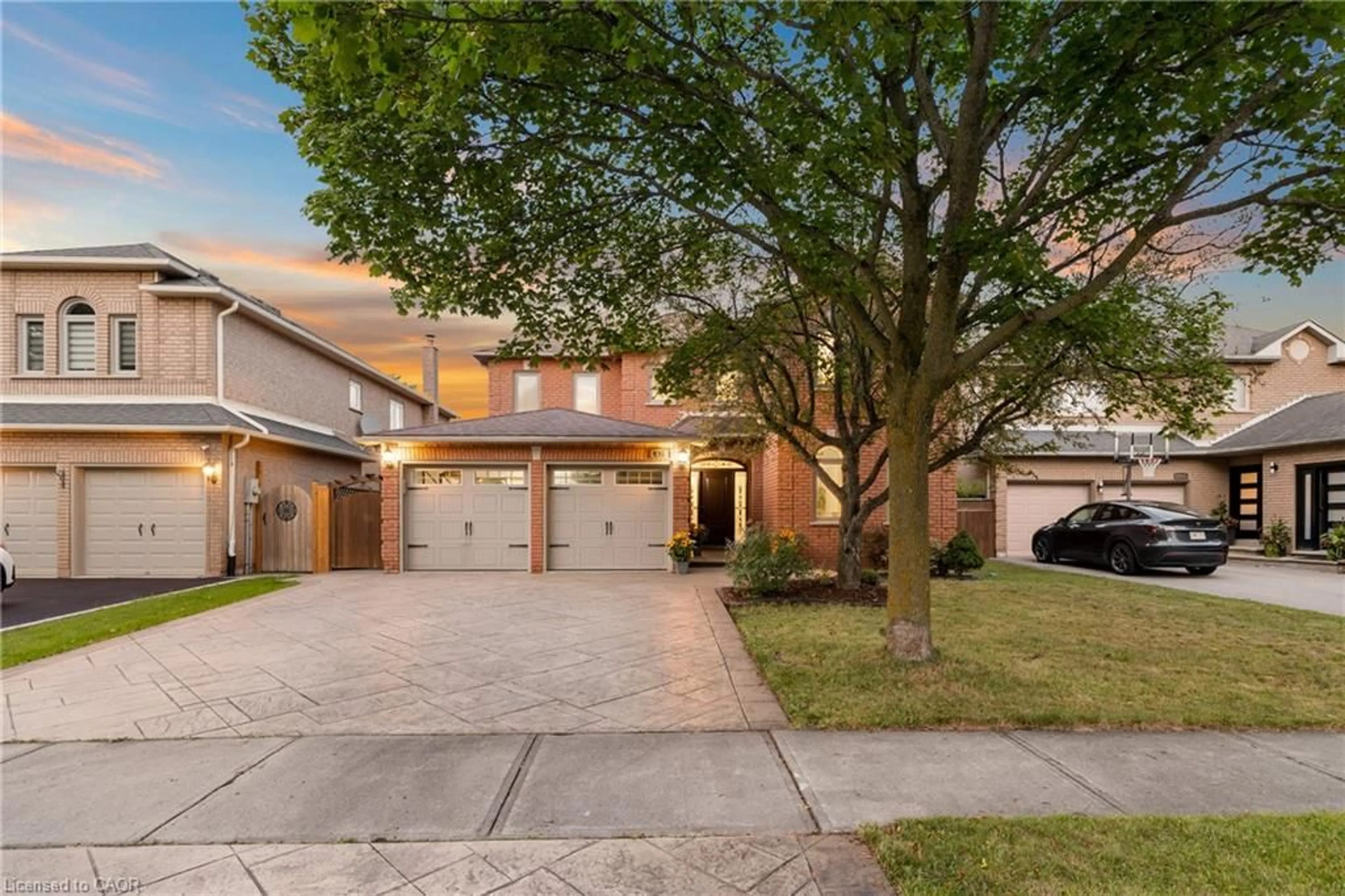 A pic from outside/outdoor area/front of a property/back of a property/a pic from drone, street for 435 March Cres, Oakville Ontario L6H 5X7