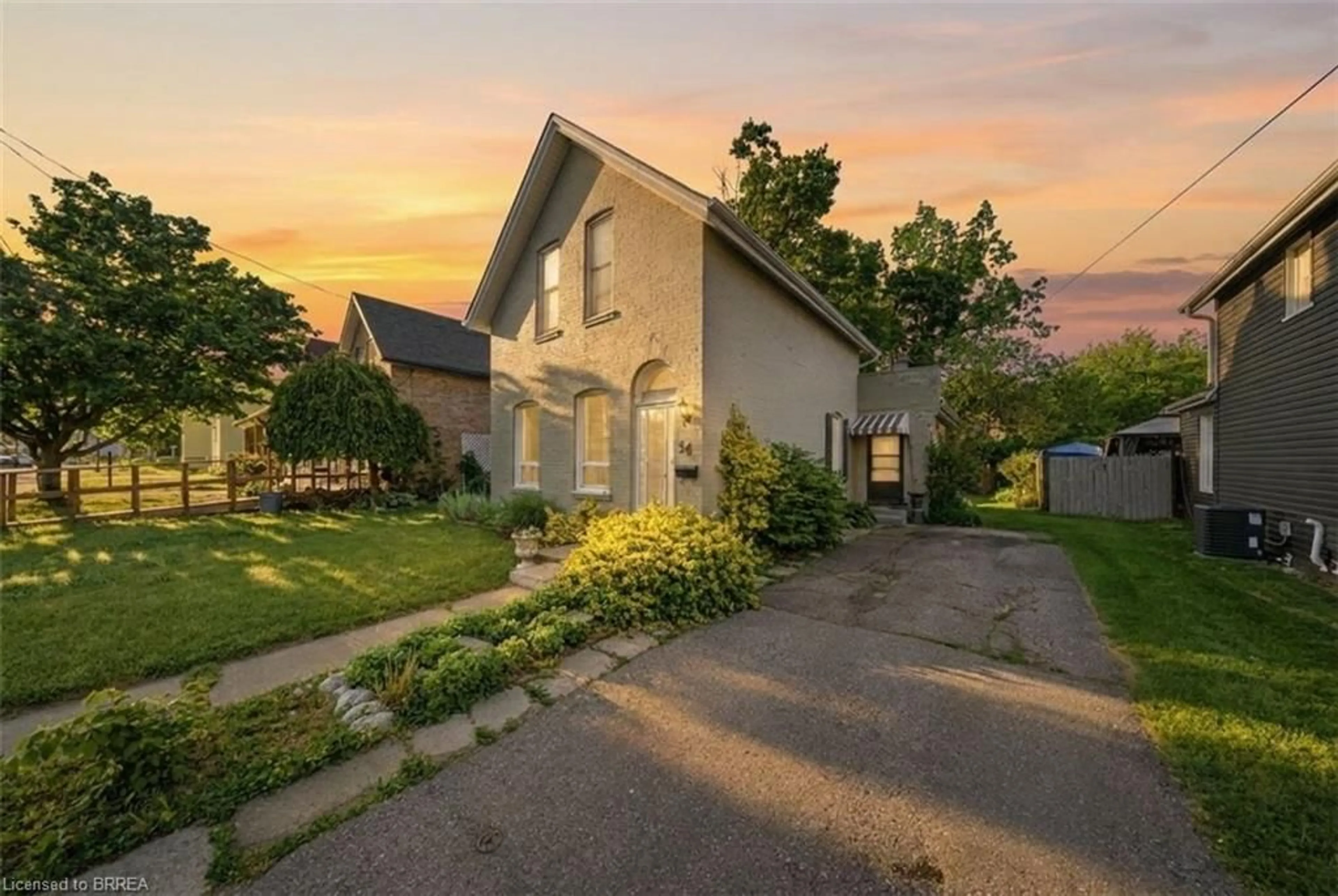 A pic from outside/outdoor area/front of a property/back of a property/a pic from drone, street for 54 Mary St, Brantford Ontario N3S 3B1