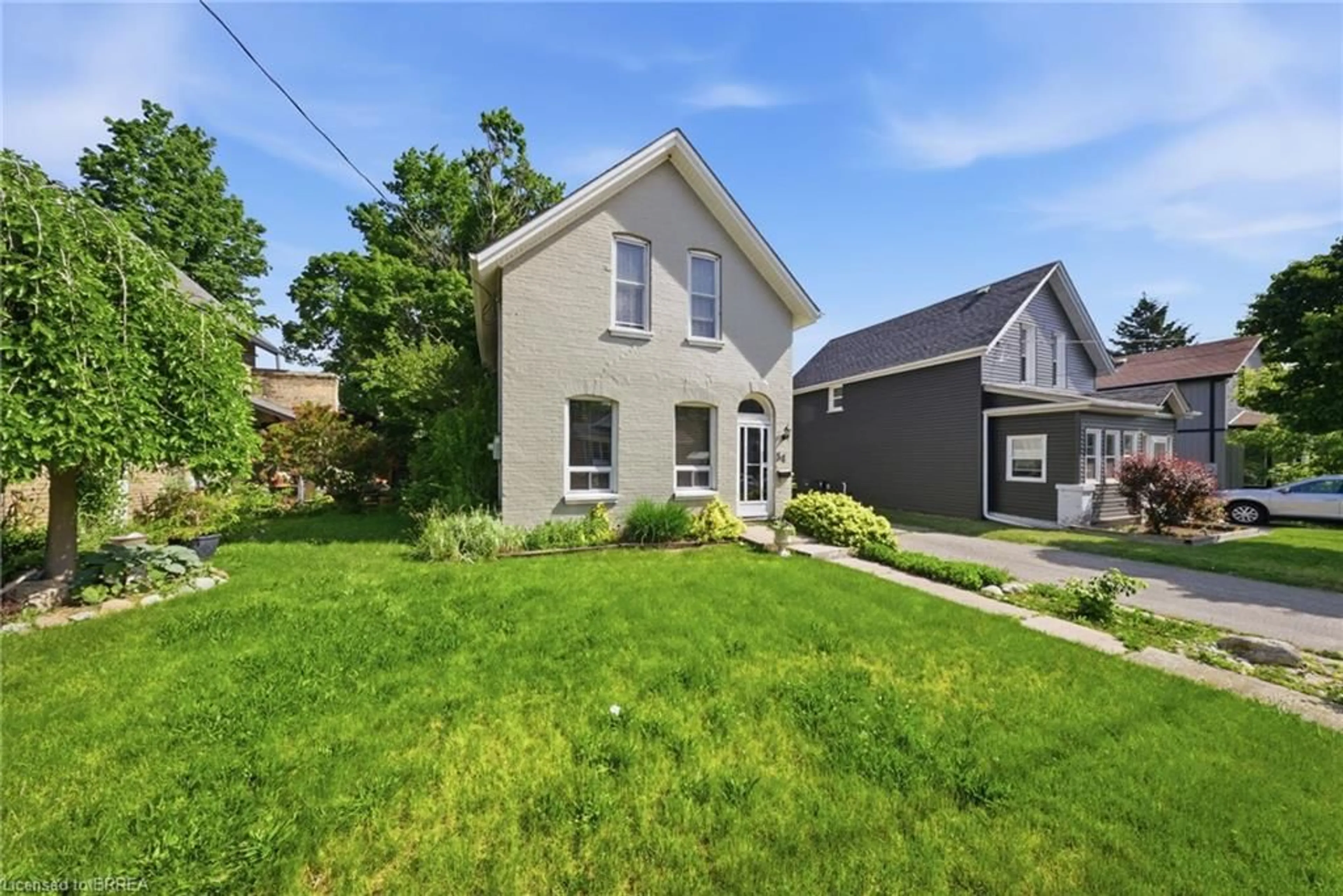 A pic from outside/outdoor area/front of a property/back of a property/a pic from drone, street for 54 Mary St, Brantford Ontario N3S 3B1