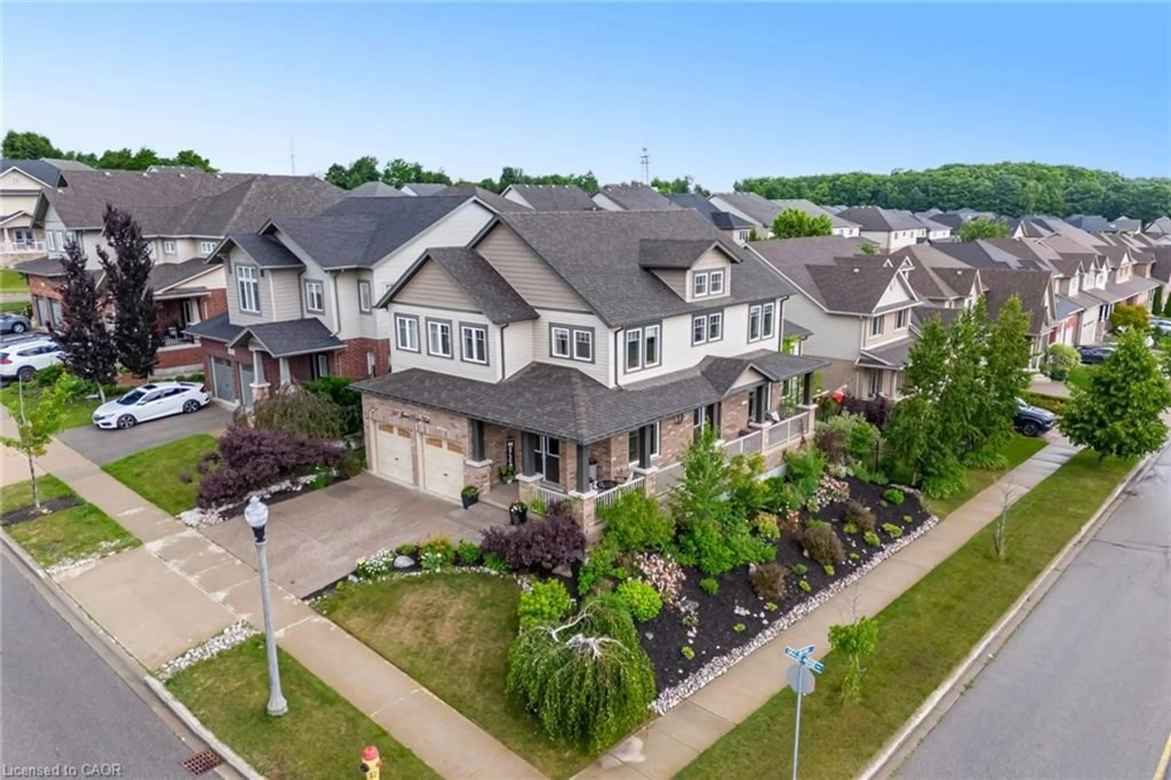A pic from outside/outdoor area/front of a property/back of a property/a pic from drone, street for 387 Gravel Ridge Trail, Kitchener Ontario N2E 0B9