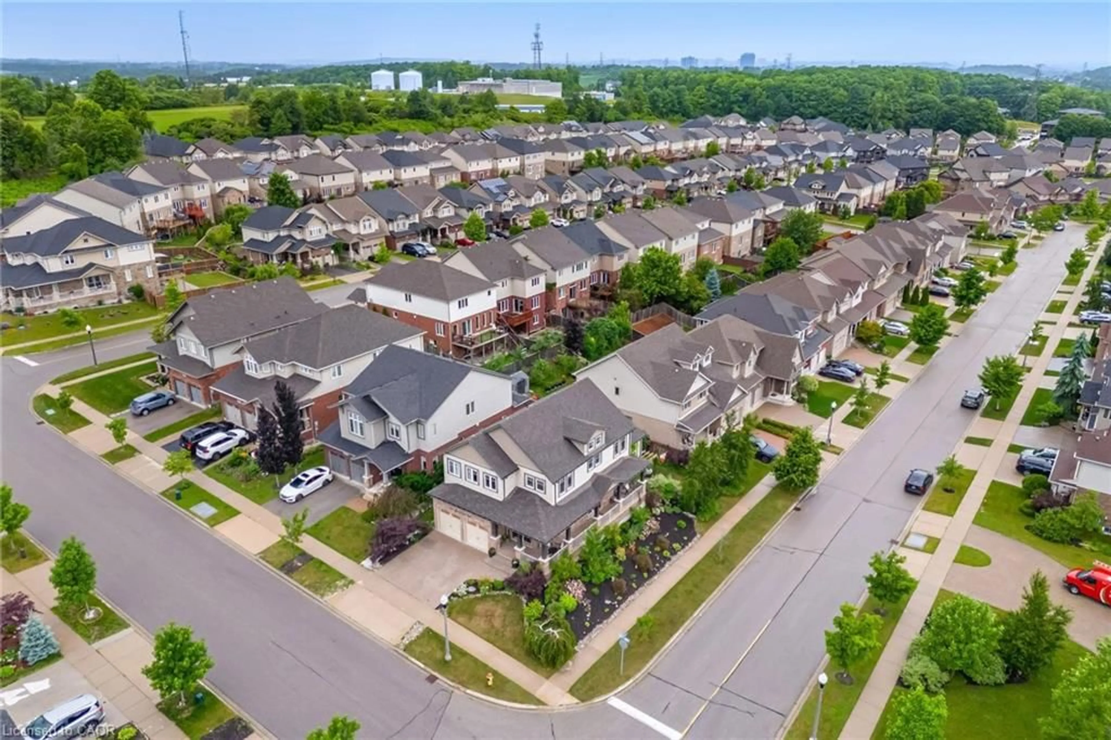 A pic from outside/outdoor area/front of a property/back of a property/a pic from drone, street for 387 Gravel Ridge Trail, Kitchener Ontario N2E 0B9