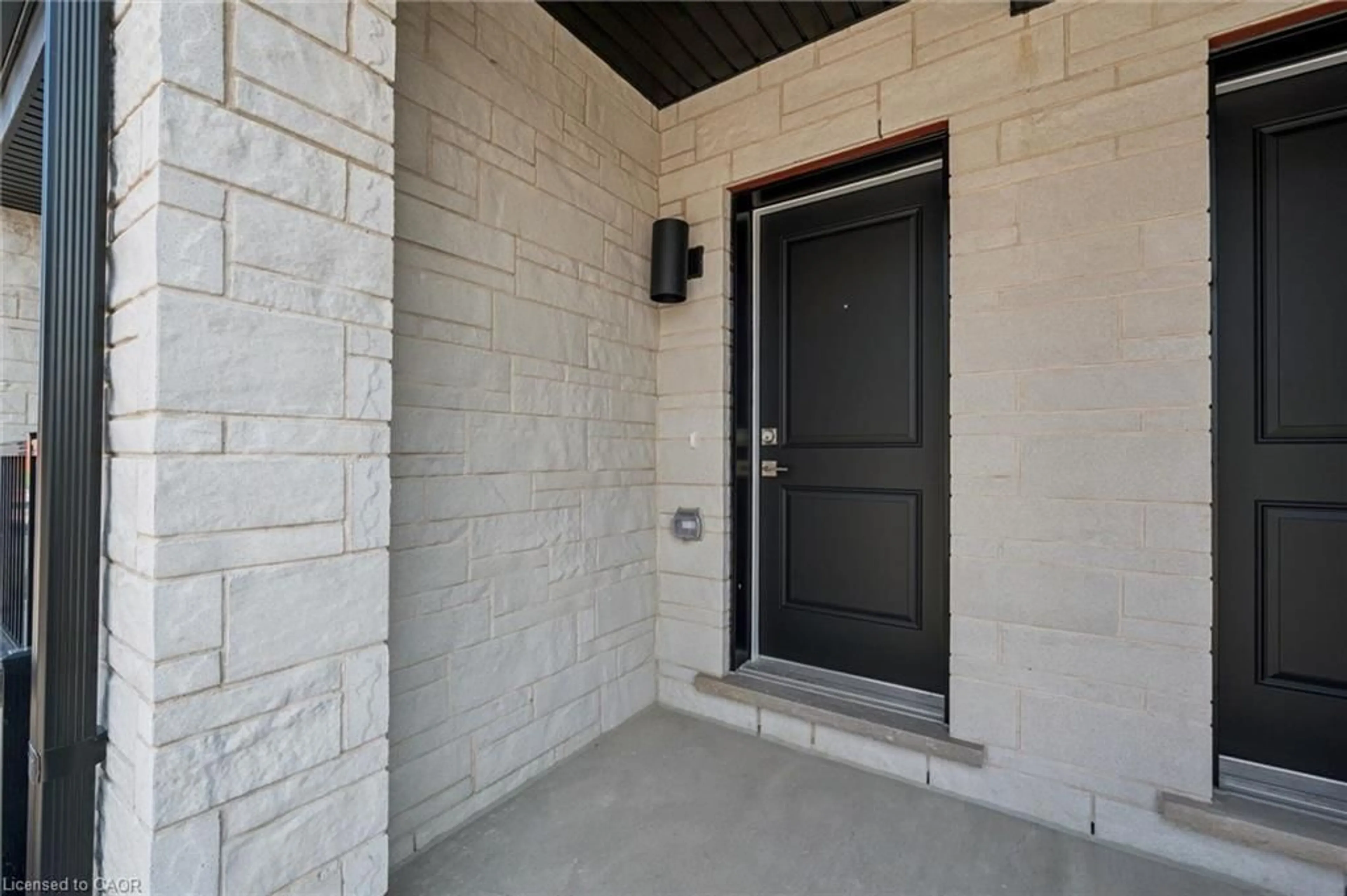 Indoor entryway for 525 Erinbrook Dr #B046, Kitchener Ontario N2E 0L4