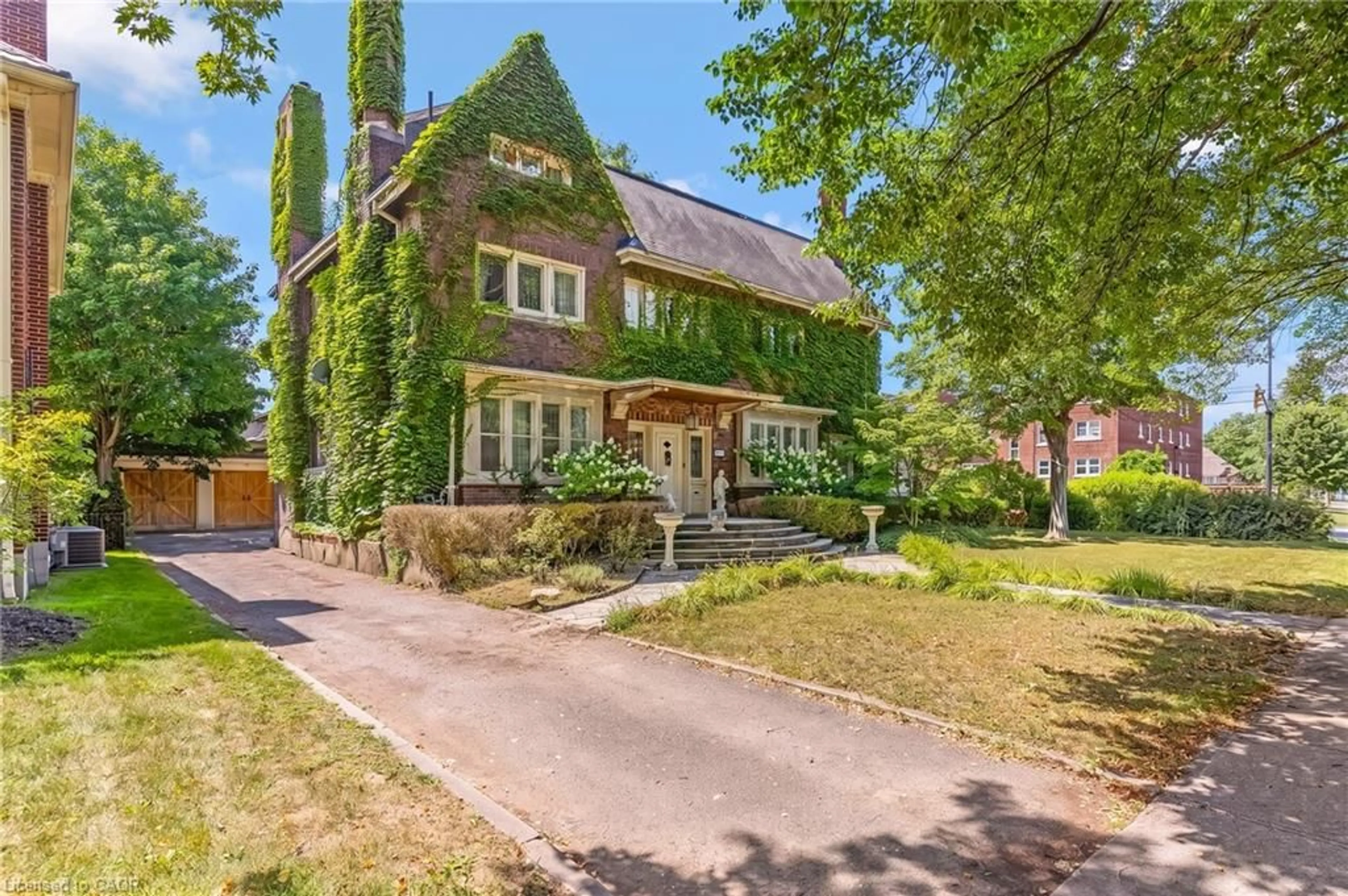 Home with brick exterior material, street for 122 Dufferin Ave, Brantford Ontario N3T 4R1