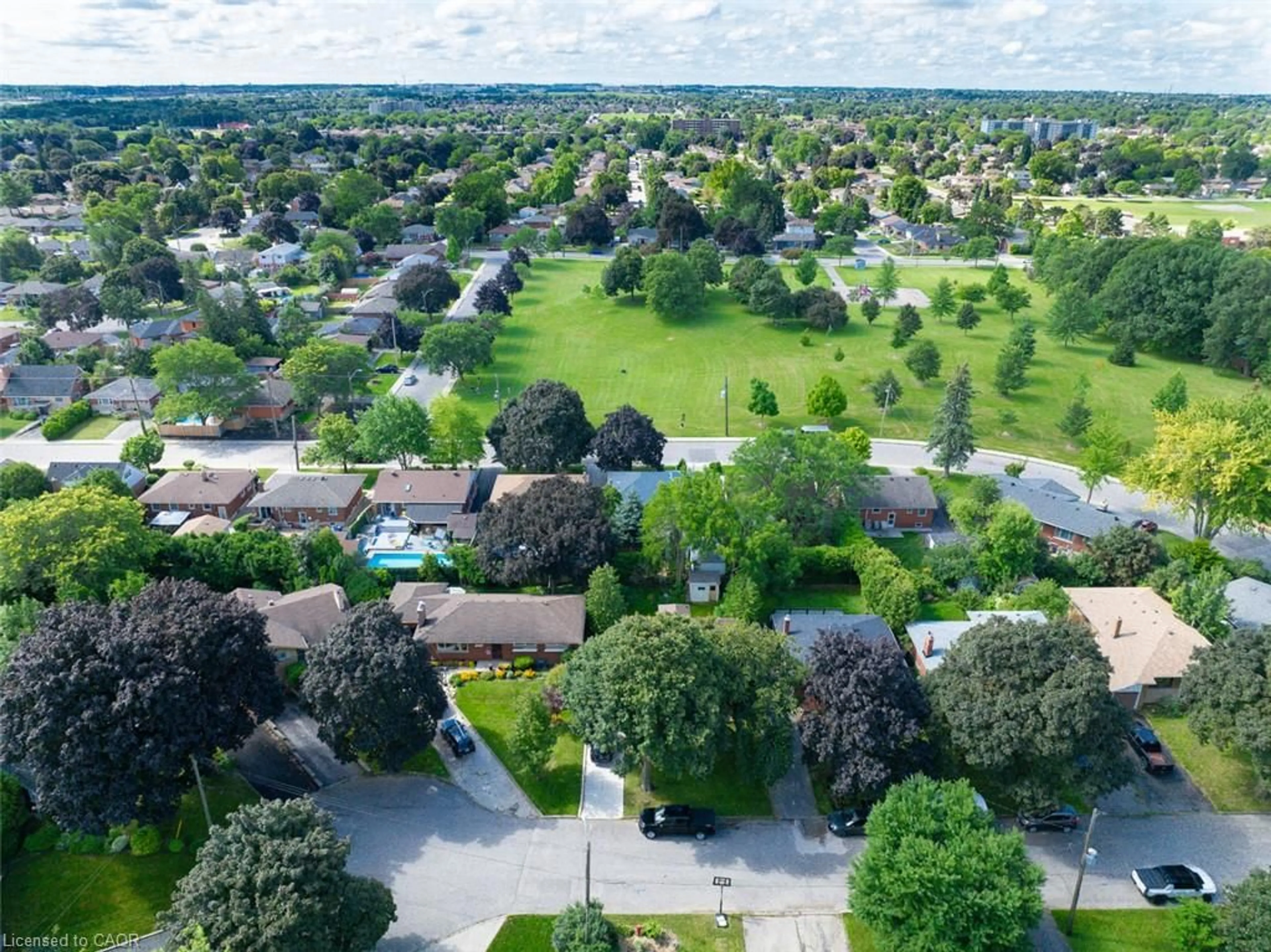 A pic from outside/outdoor area/front of a property/back of a property/a pic from drone, street for 20 Keen Crt, Hamilton Ontario L8T 1W6