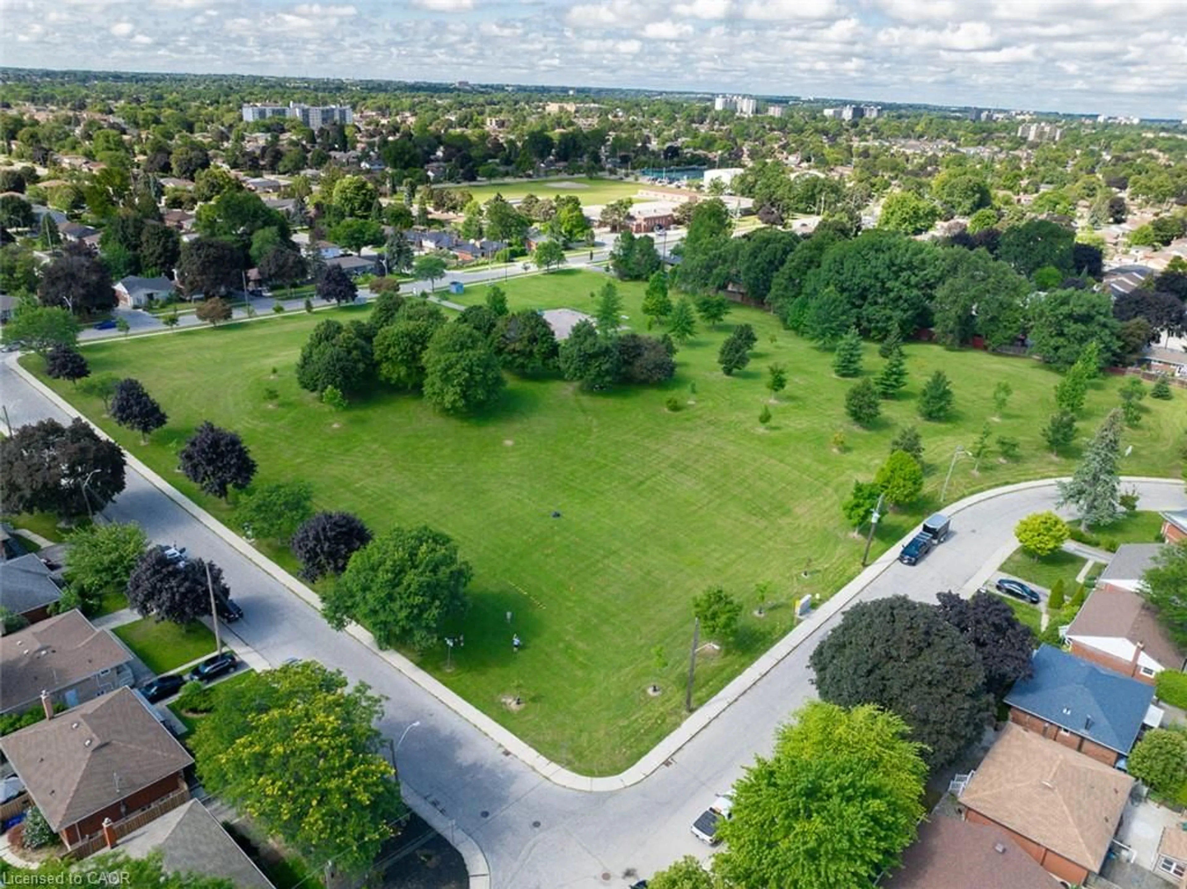 A pic from outside/outdoor area/front of a property/back of a property/a pic from drone, street for 20 Keen Crt, Hamilton Ontario L8T 1W6