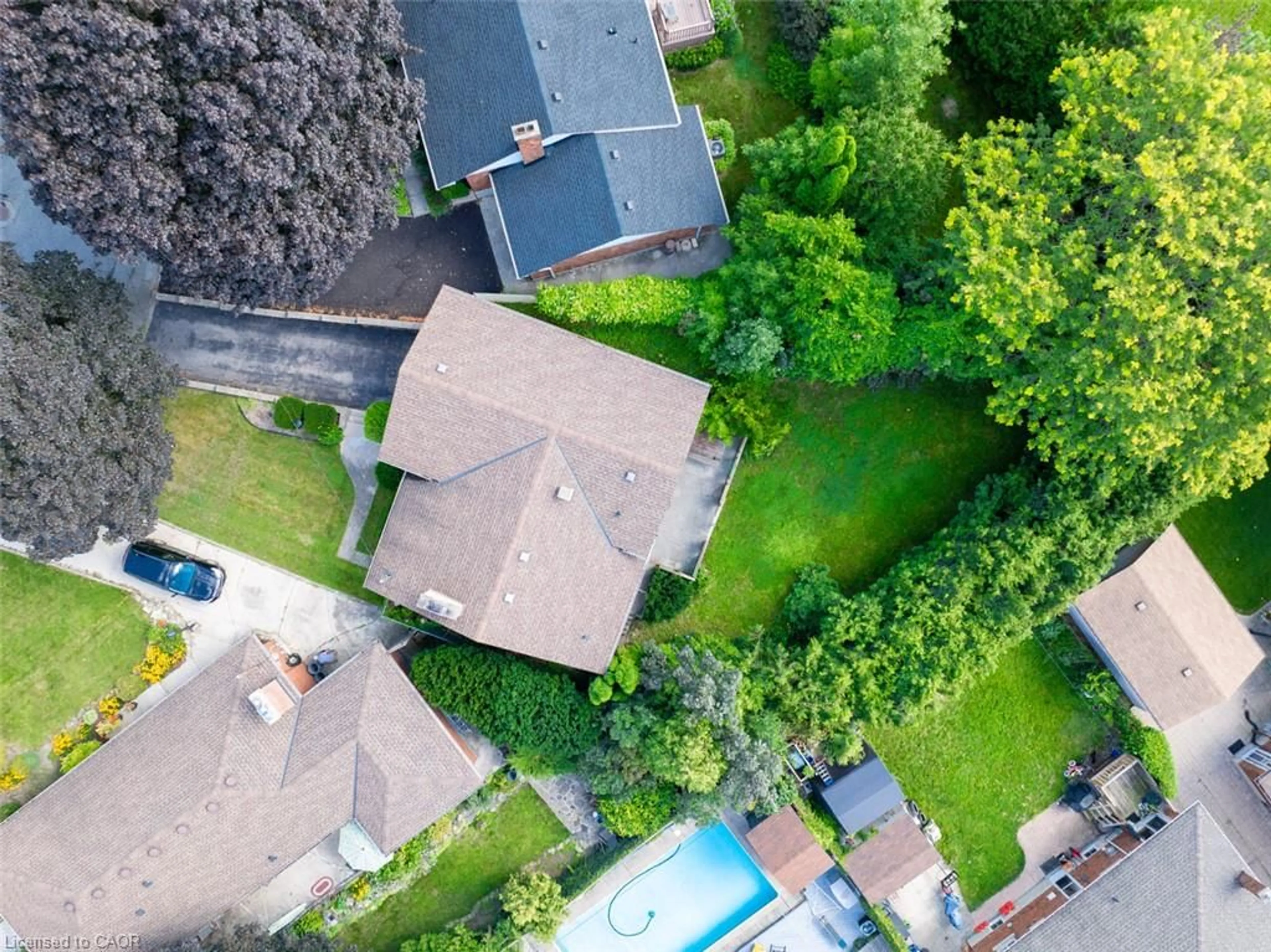 A pic from outside/outdoor area/front of a property/back of a property/a pic from drone, street for 20 Keen Crt, Hamilton Ontario L8T 1W6