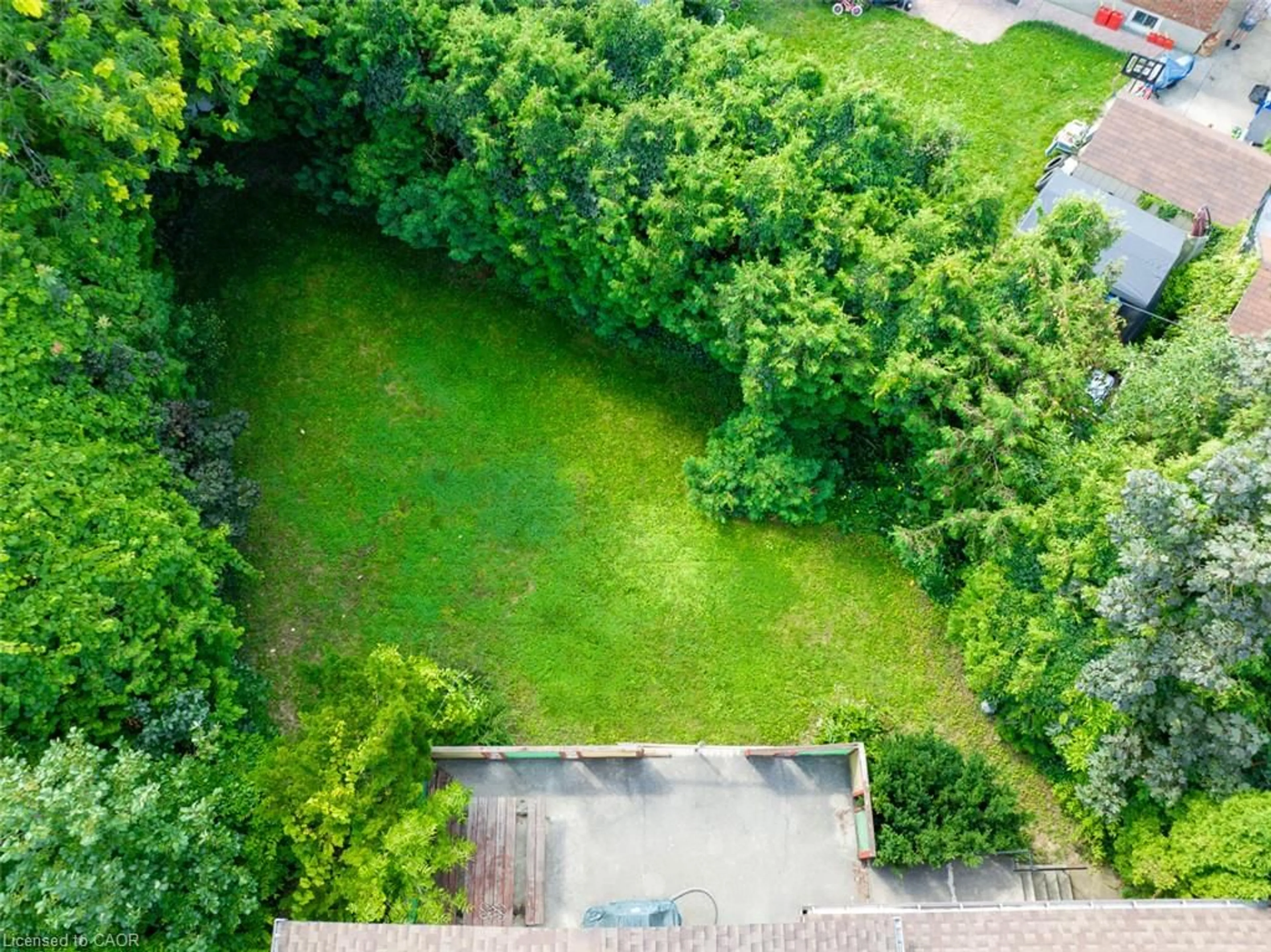 A pic from outside/outdoor area/front of a property/back of a property/a pic from drone, forest/trees view for 20 Keen Crt, Hamilton Ontario L8T 1W6