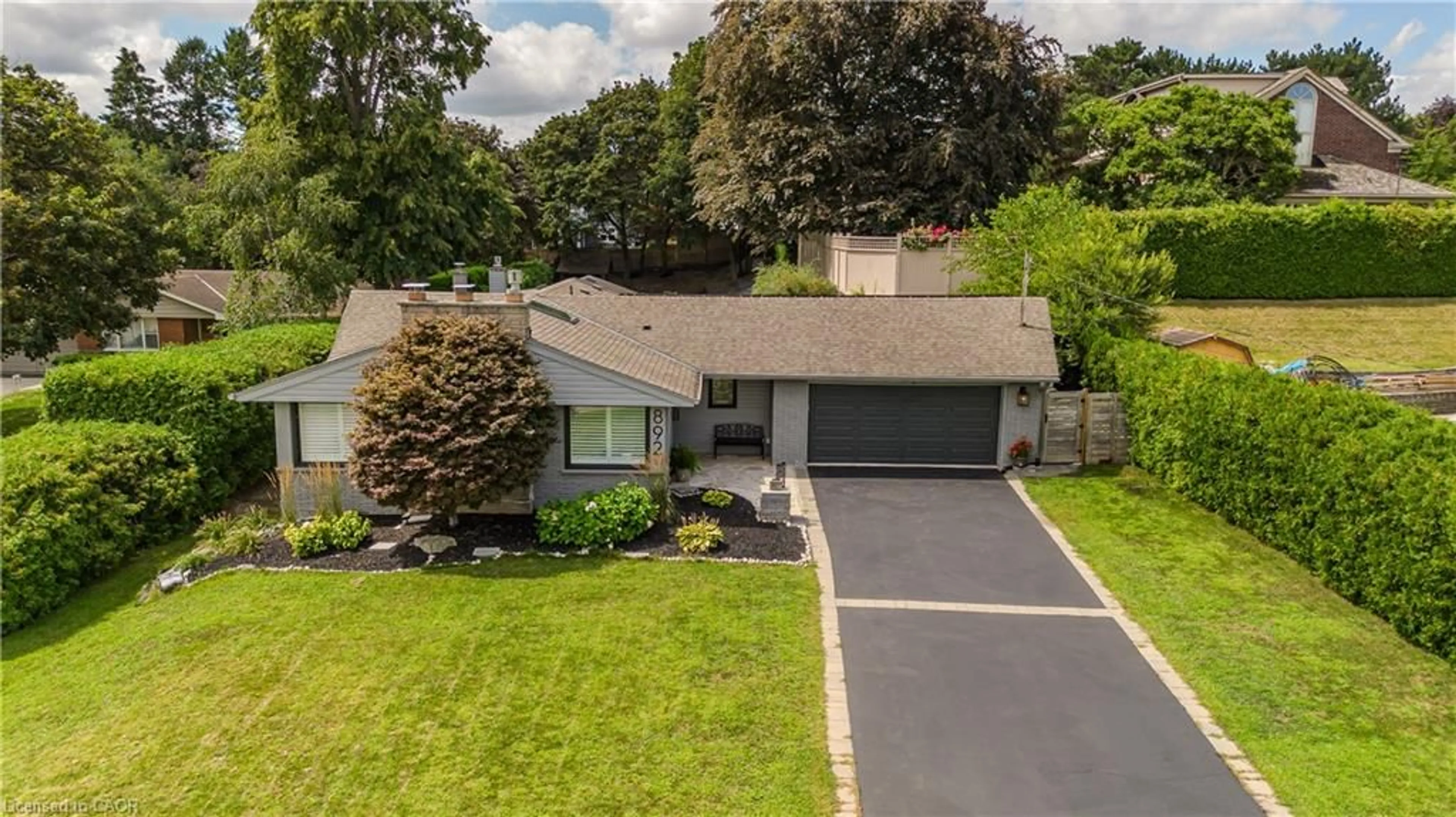 A pic from outside/outdoor area/front of a property/back of a property/a pic from drone, street for 892 North Shore Rd, Burlington Ontario L7T 1A8
