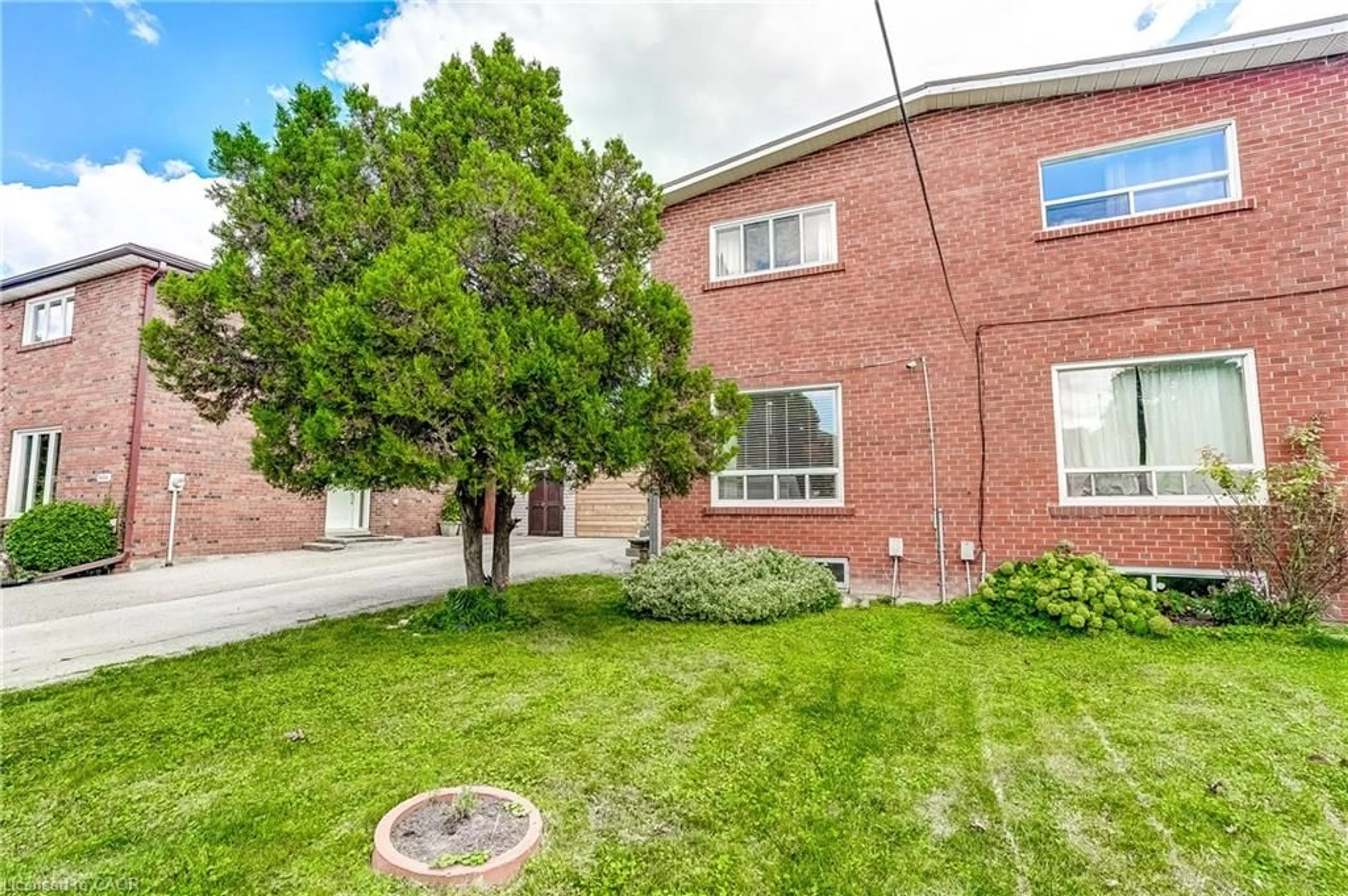 Patio, street for 2488 Brookhurst Rd, Mississauga Ontario L5J 1R3