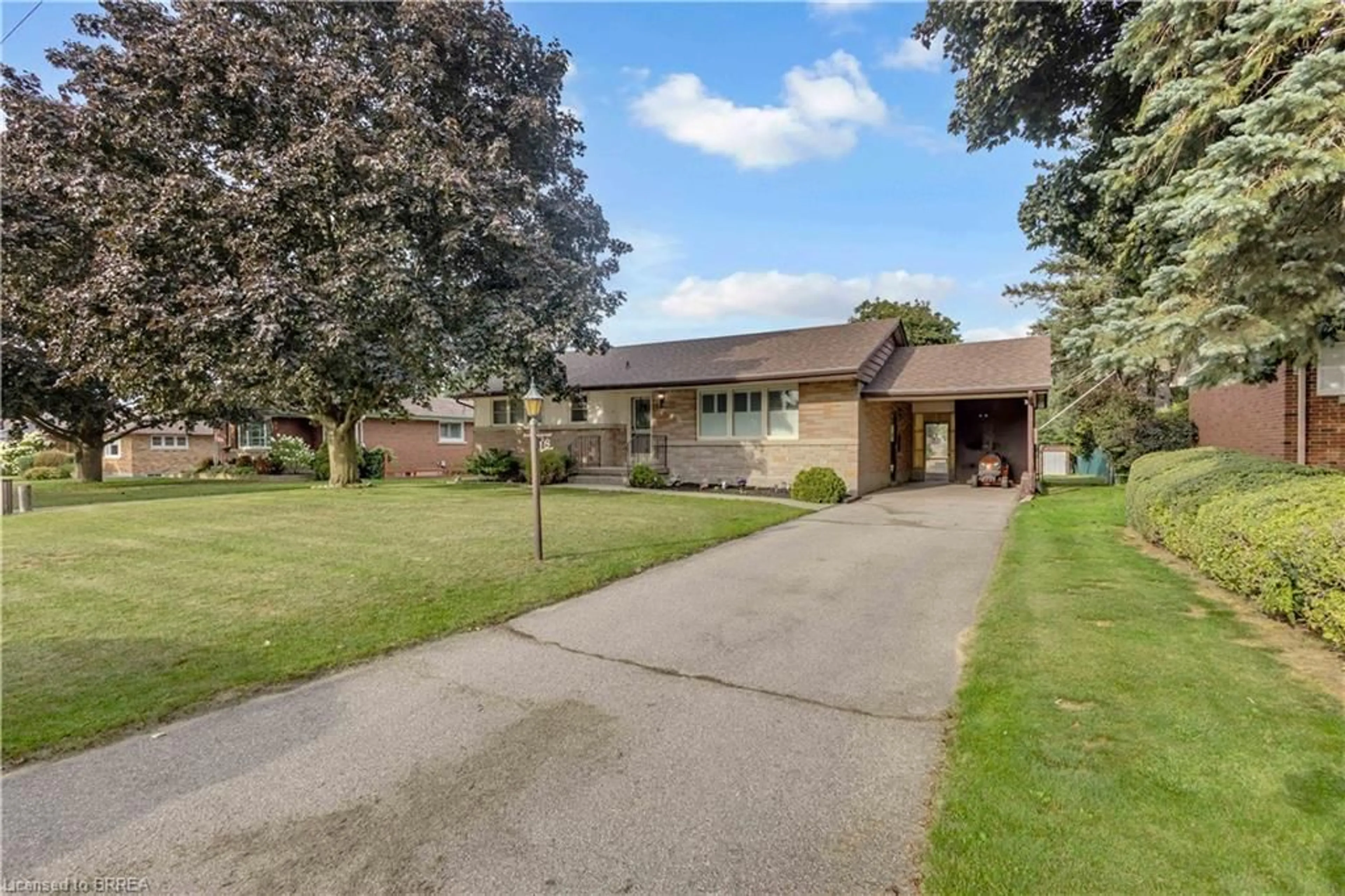 Home with brick exterior material, street for 18 Kingsmount Cres, Brantford Ontario N3T 0L2