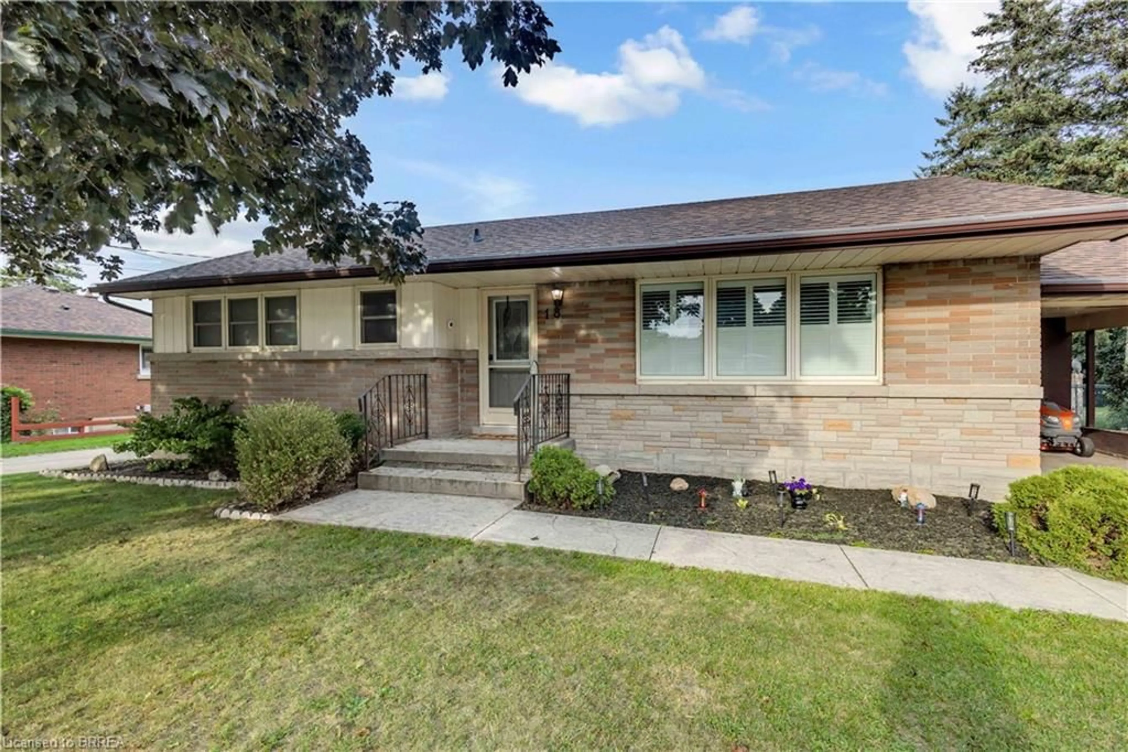Home with brick exterior material, street for 18 Kingsmount Cres, Brantford Ontario N3T 0L2