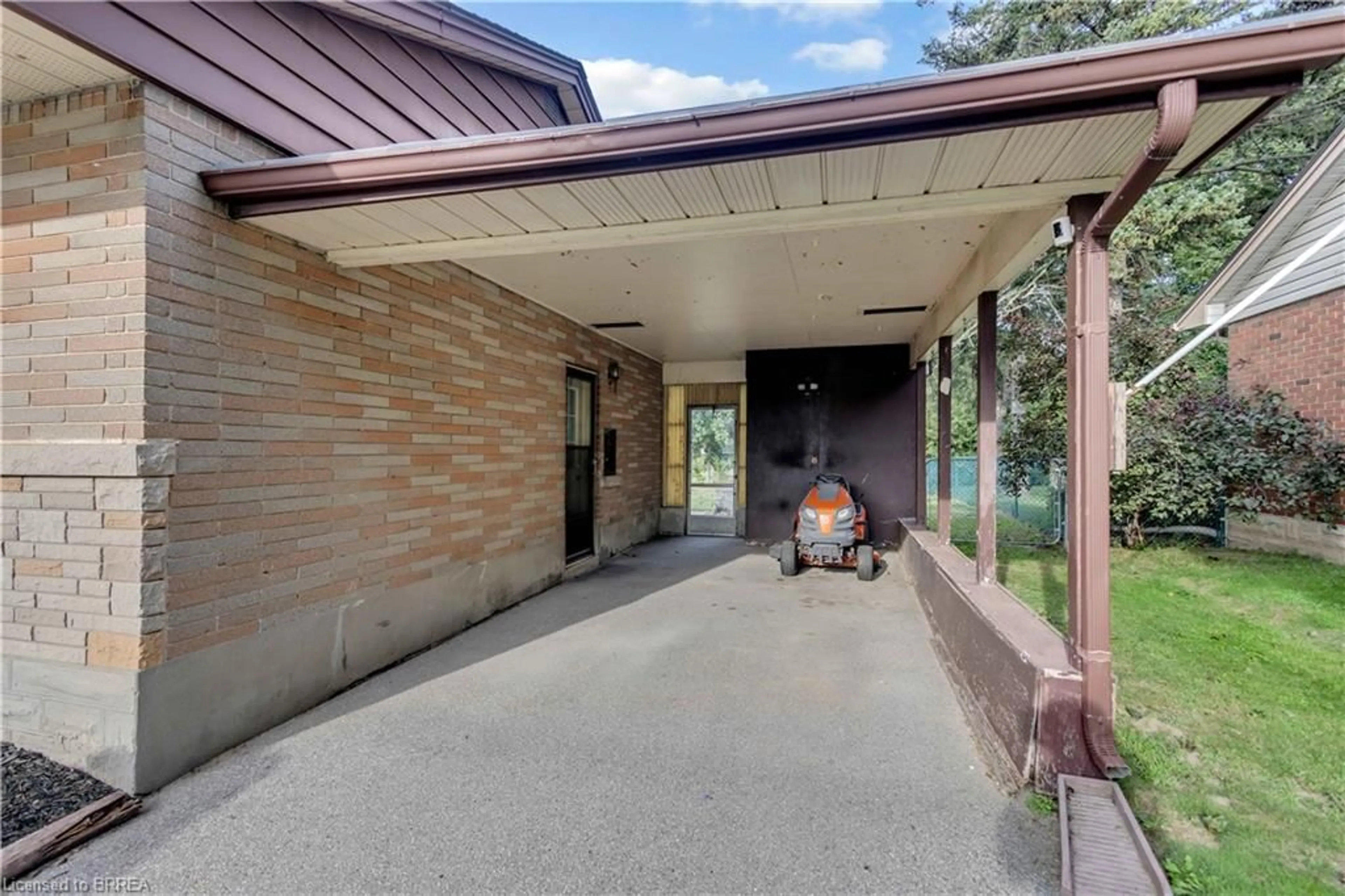 Indoor foyer for 18 Kingsmount Cres, Brantford Ontario N3T 0L2
