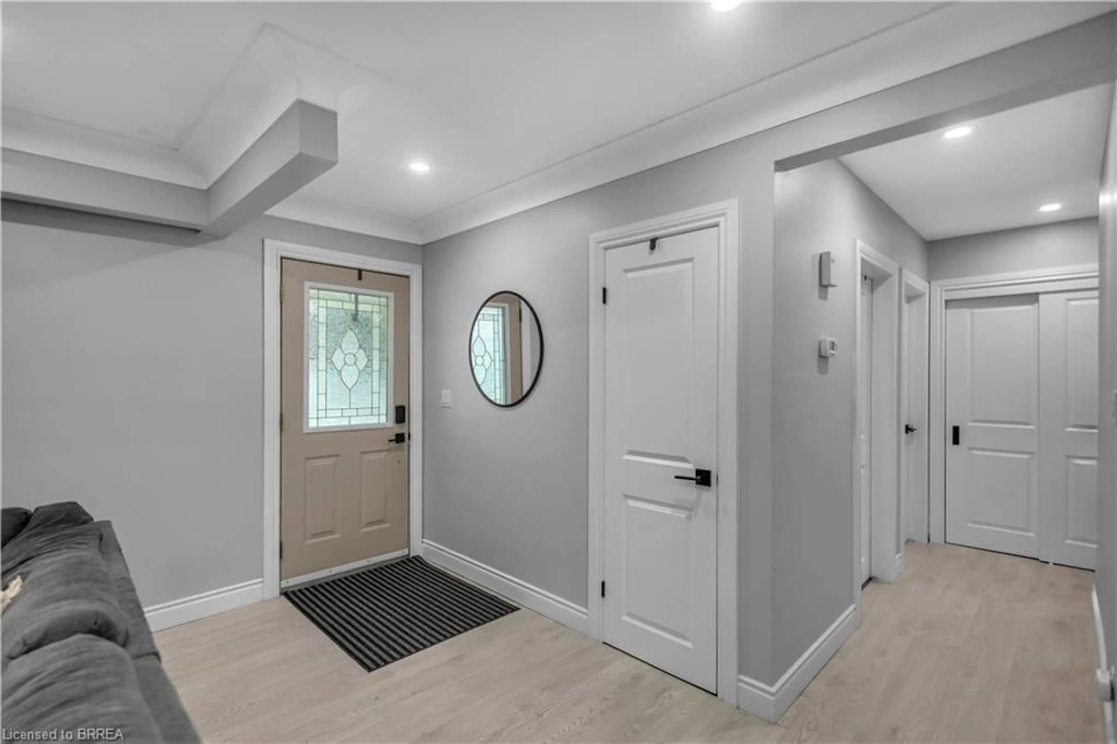 Indoor entryway for 18 Kingsmount Cres, Brantford Ontario N3T 0L2