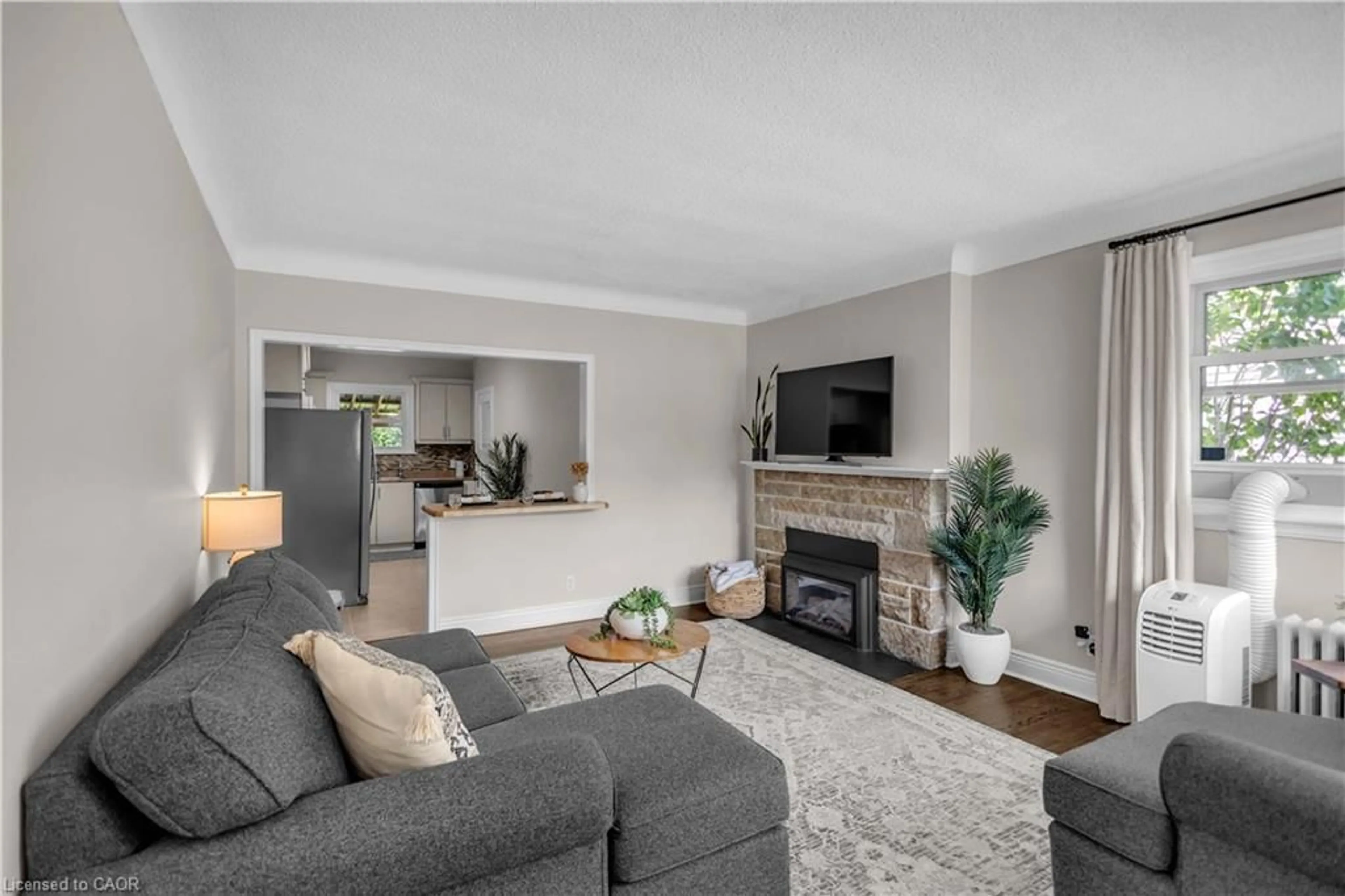Living room with furniture, unknown for 31 Scotia Ave, Hamilton Ontario L8K 4X4