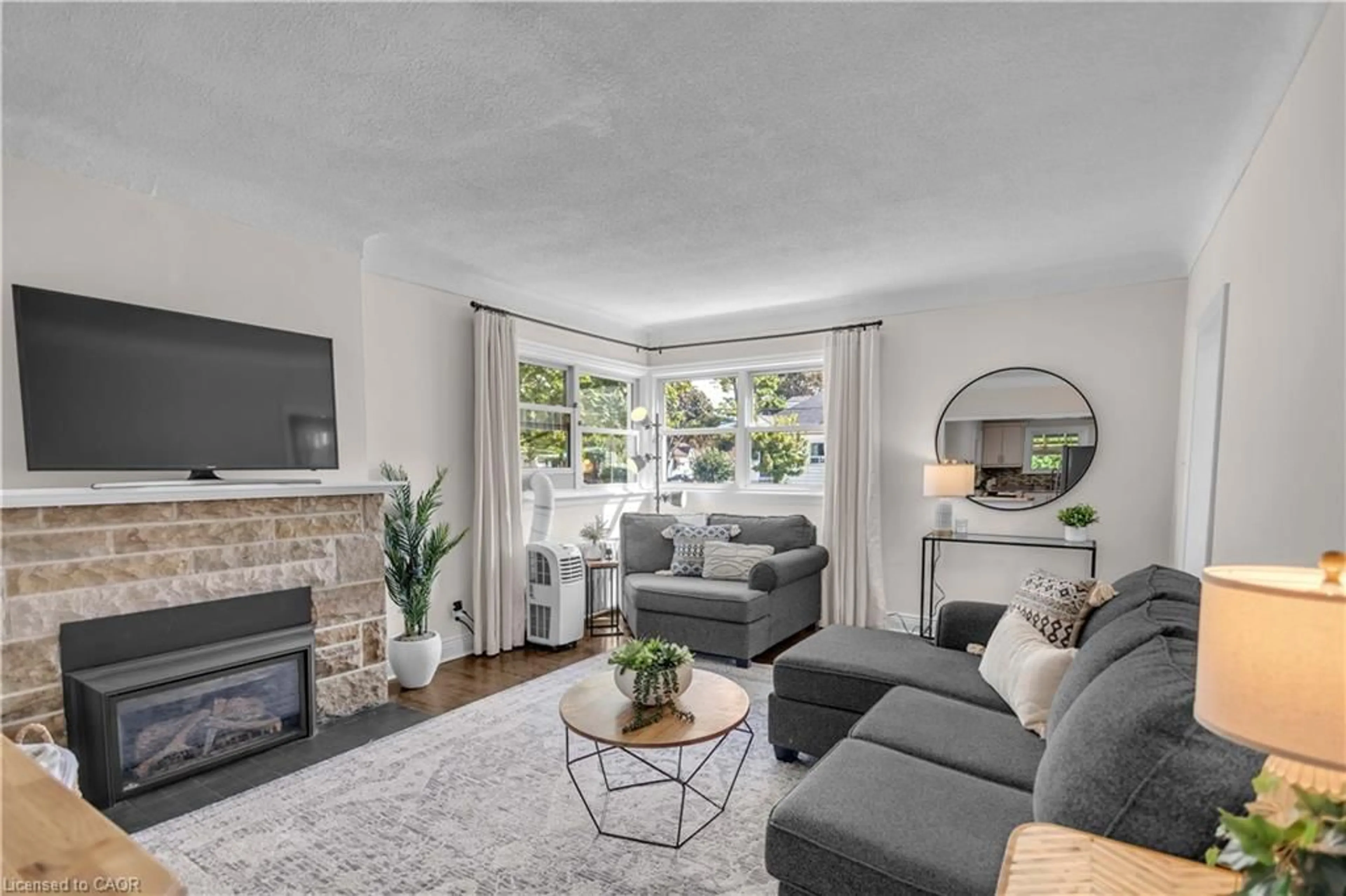 Living room with furniture, unknown for 31 Scotia Ave, Hamilton Ontario L8K 4X4