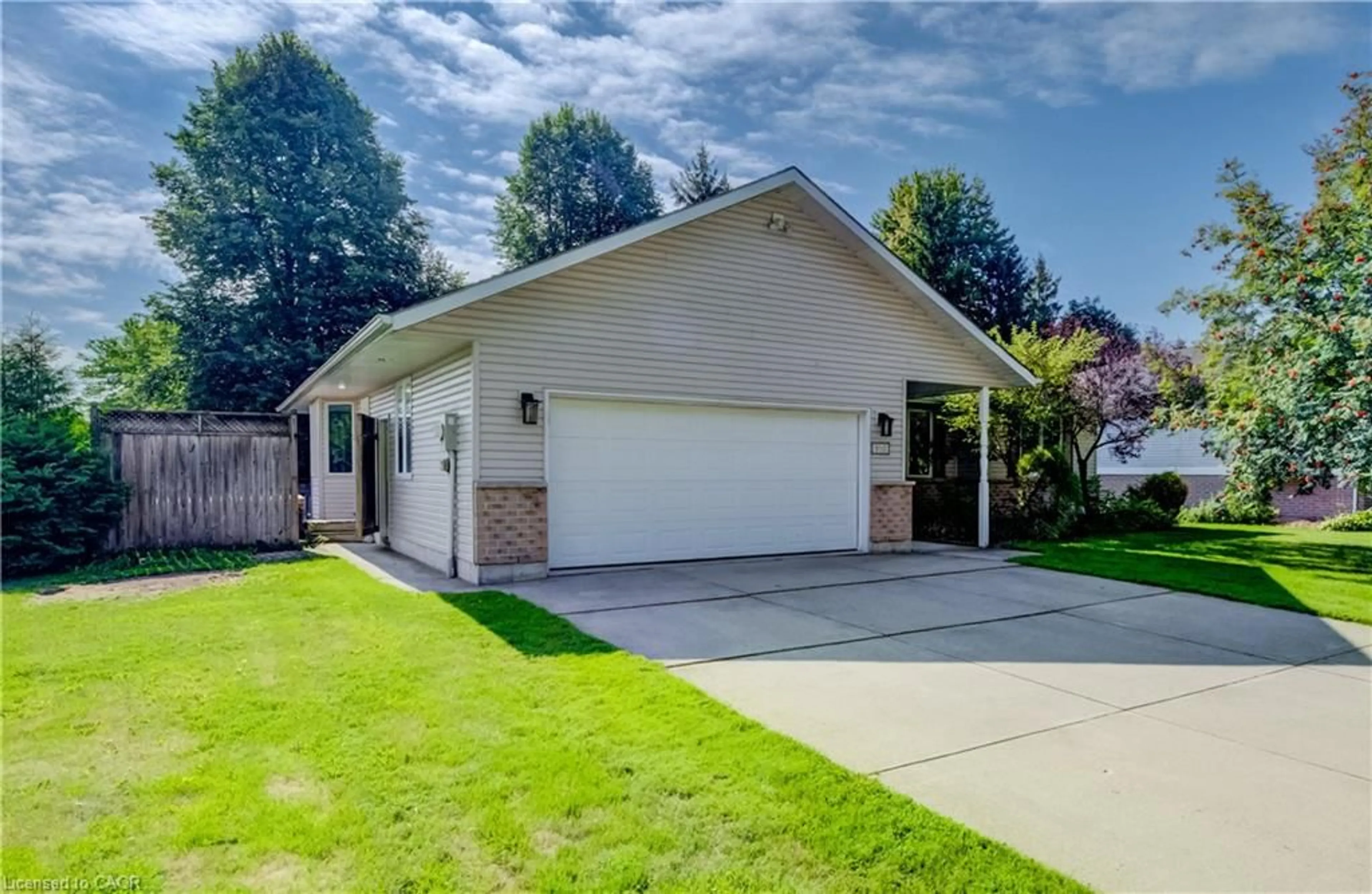 Indoor garage for 910 Walton Ave, Listowel Ontario N4W 3R9
