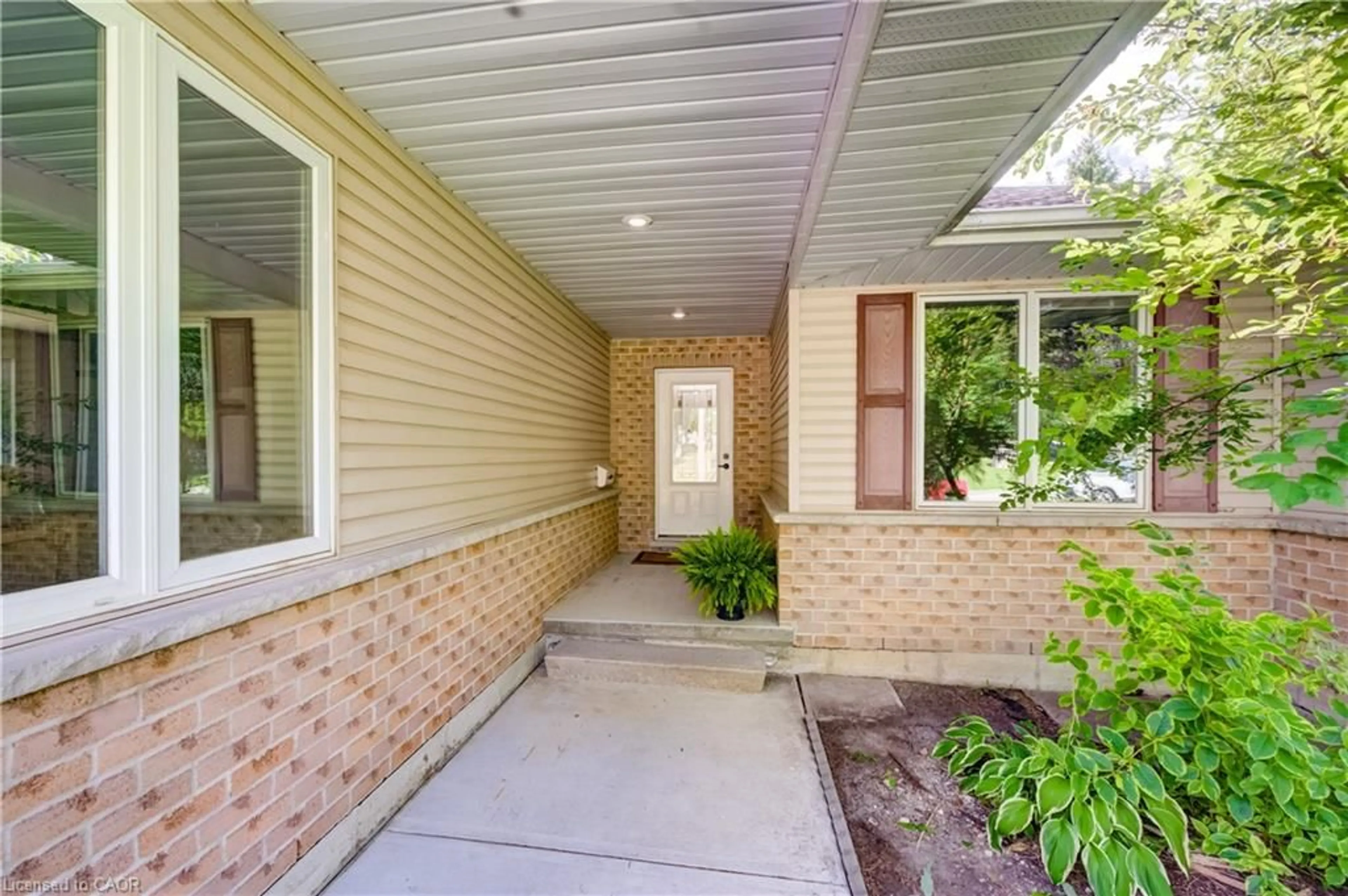 Indoor entryway for 910 Walton Ave, Listowel Ontario N4W 3R9